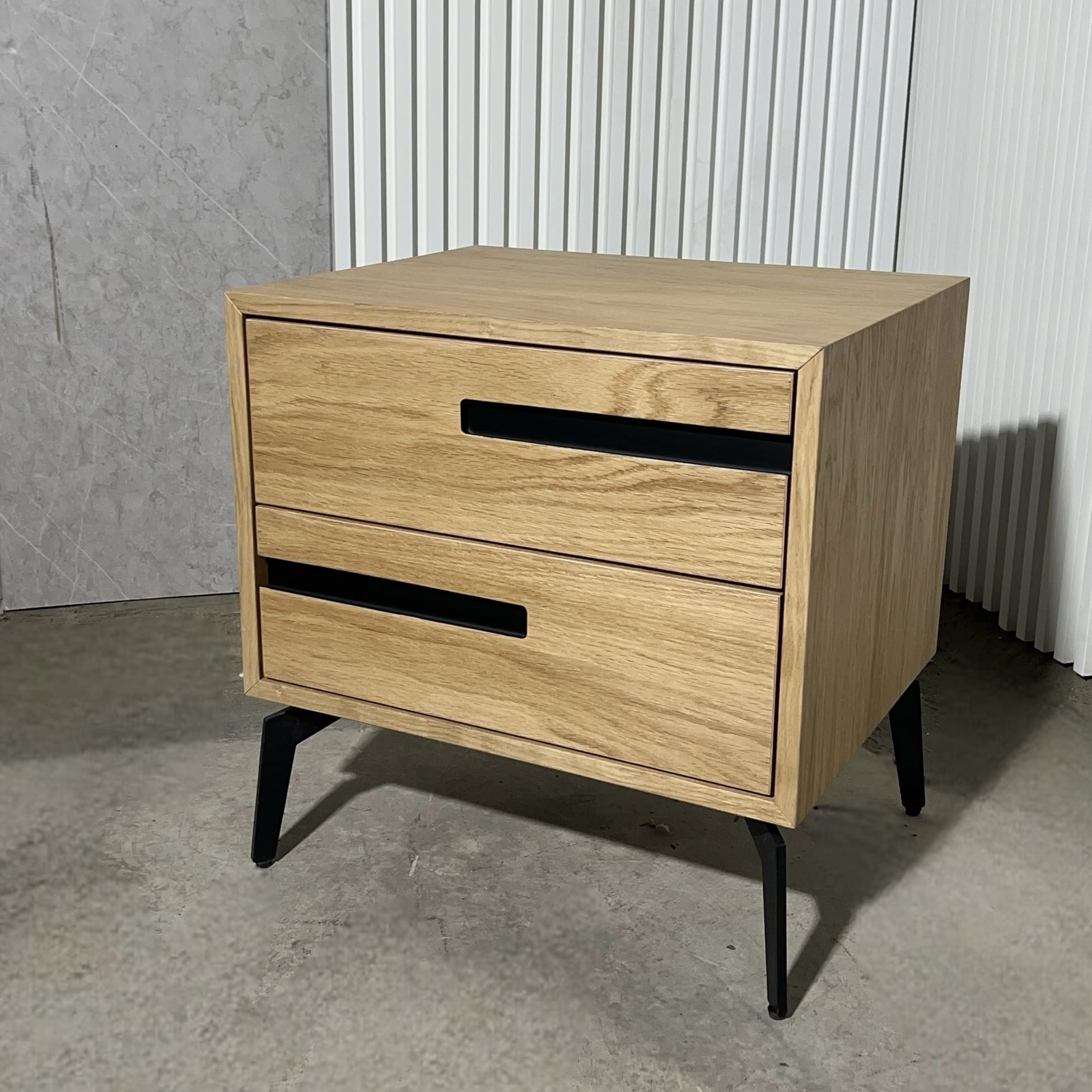 שידת צד דגם זיו אלון טבעי מגרעת שחורה שידת צד דגם זיו אלון טבעי מגרעת שחורה