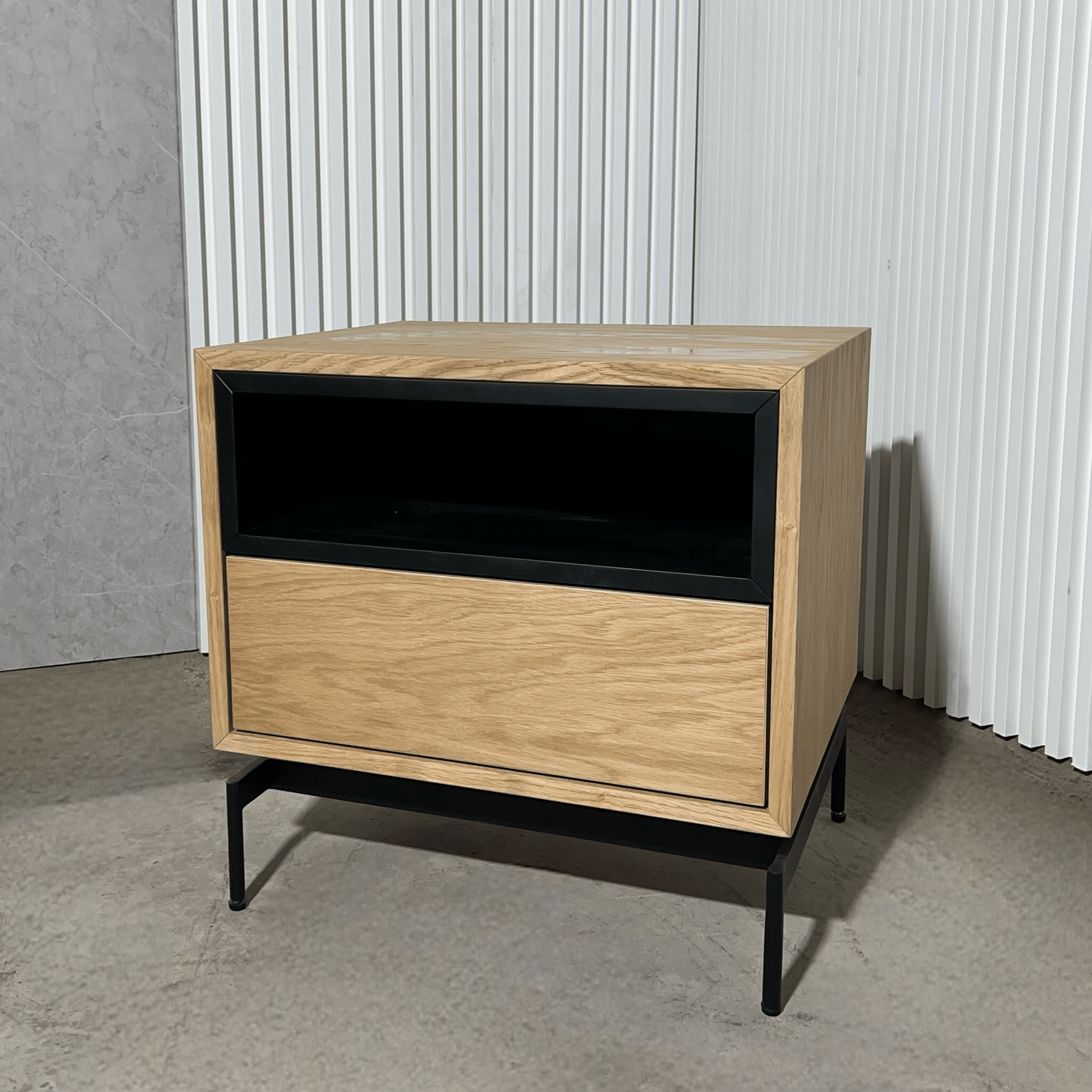 שידת צד דגם צוף אלון טבעי קובייה שחורה שידת צד דגם צוף אלון טבעי קובייה שחורה