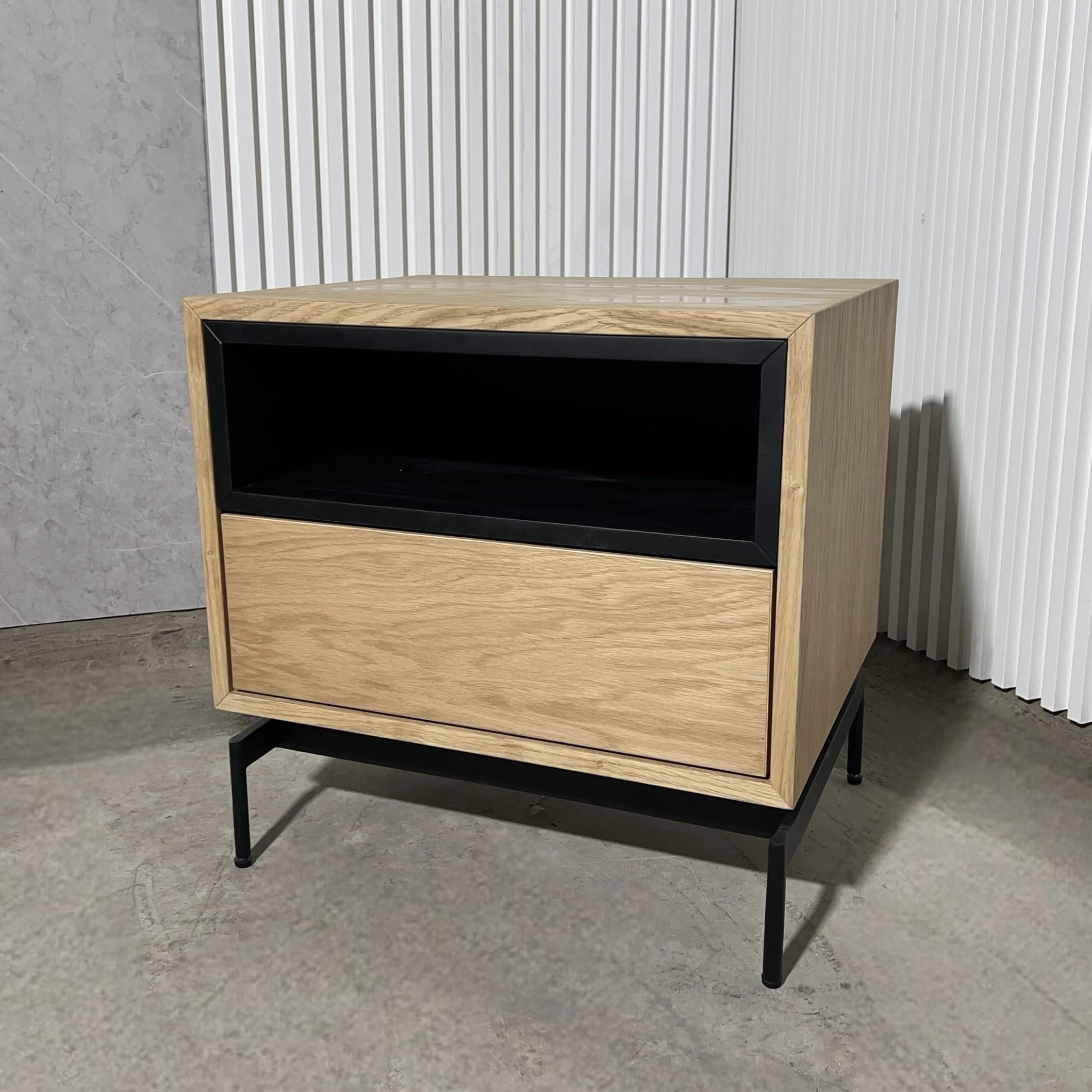 שידת צד דגם צוף אלון טבעי קובייה שחורה שידת צד דגם צוף אלון טבעי קובייה שחורה