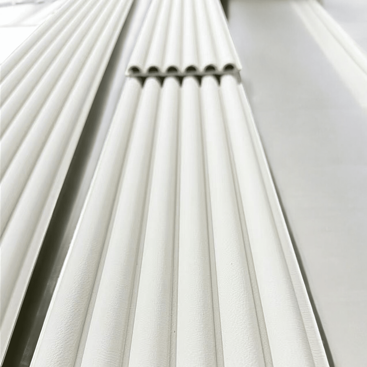 חיפוי קיר לבן דגם ״ראונד״ 16/290 במבצע!