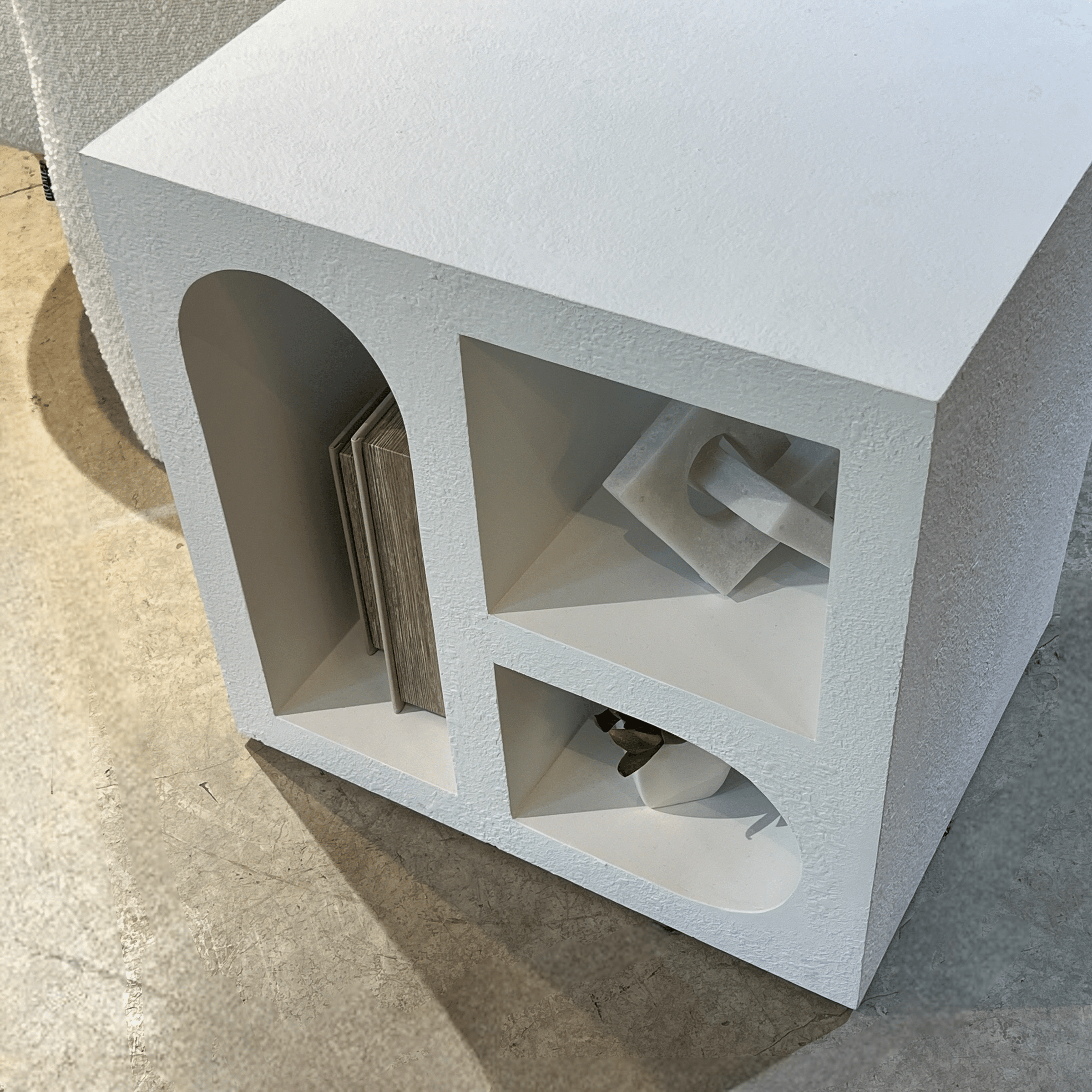 שידת צד יוקרתית בטון לבן דגם שאנטי שידת צד יוקרתית בטון לבן דגם שאנטי