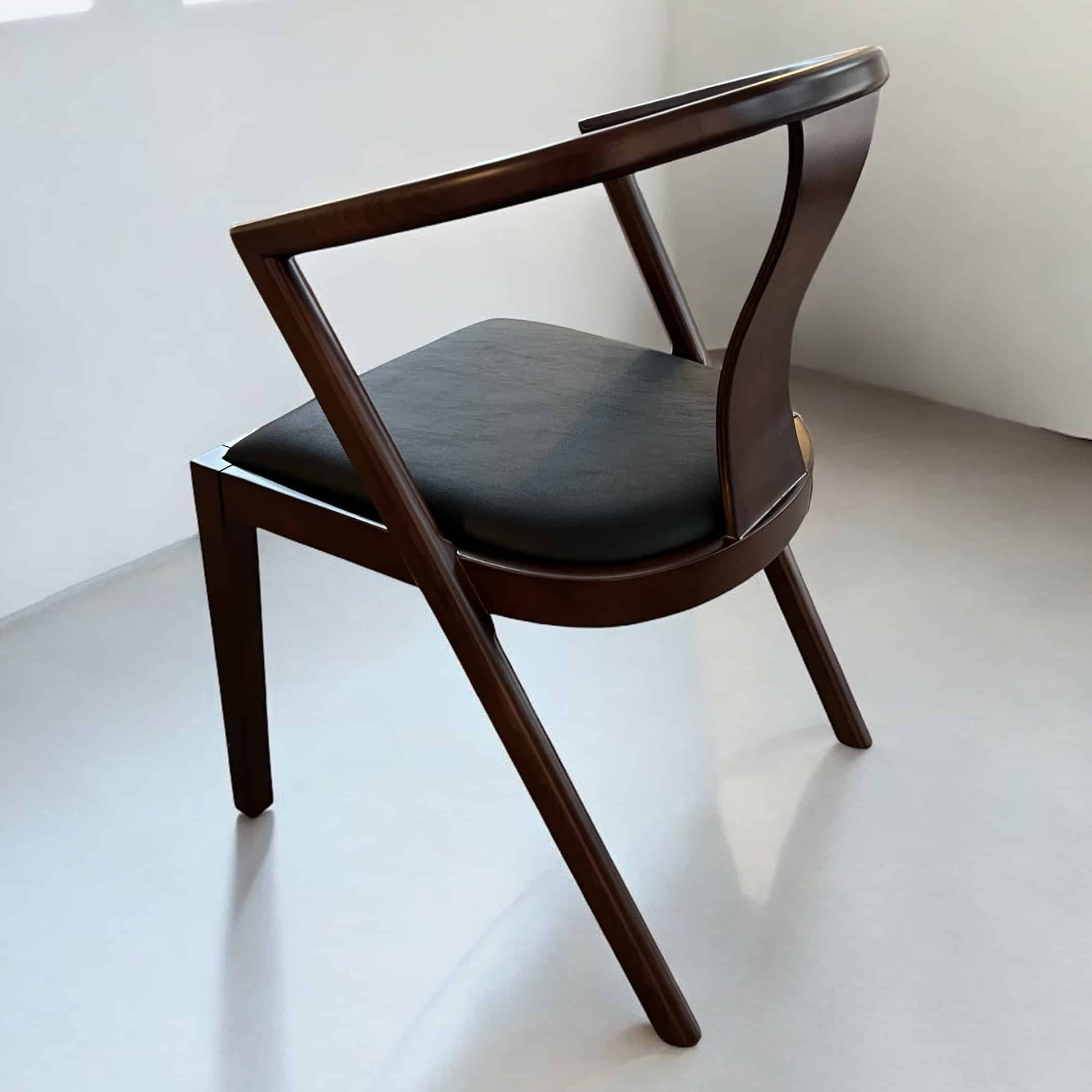 כיסא עץ אגוז בוני מושב שחור דגם סופיטל- במבצע! כיסא עץ אגוז בוני מושב שחור דגם סופיטל- במבצע!