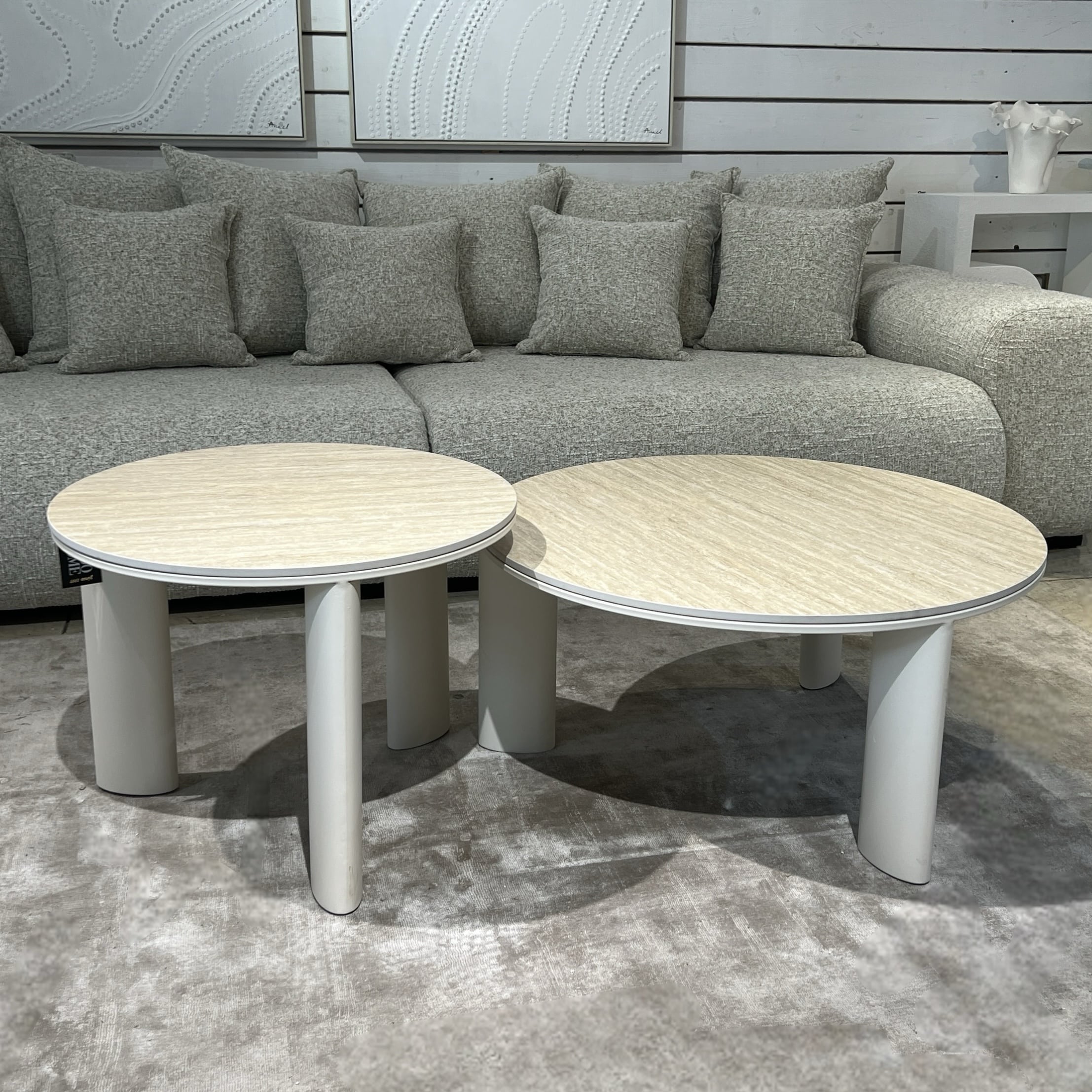 סט זוג שולחנות עגולים טופ טרוורטין רגליים שמנת דגם סופיטל - הזמנה עתידית 90 ימי עסקים סט זוג שולחנות עגולים טופ טרוורטין רגליים שמנת דגם סופיטל - הזמנה עתידית 90 ימי עסקים