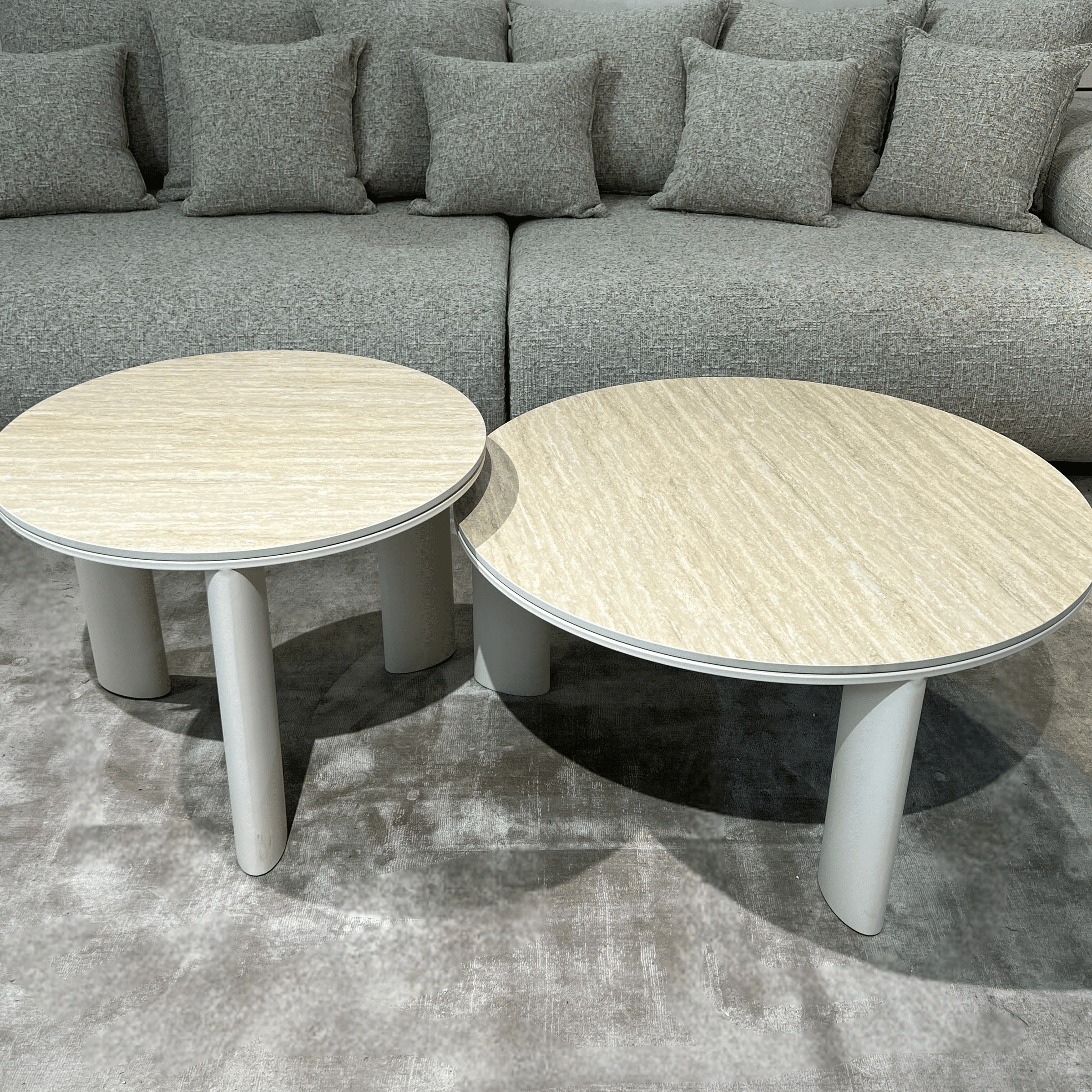 סט זוג שולחנות עגולים טופ טרוורטין רגליים שמנת דגם סופיטל - הזמנה עתידית 90 ימי עסקים סט זוג שולחנות עגולים טופ טרוורטין רגליים שמנת דגם סופיטל - הזמנה עתידית 90 ימי עסקים