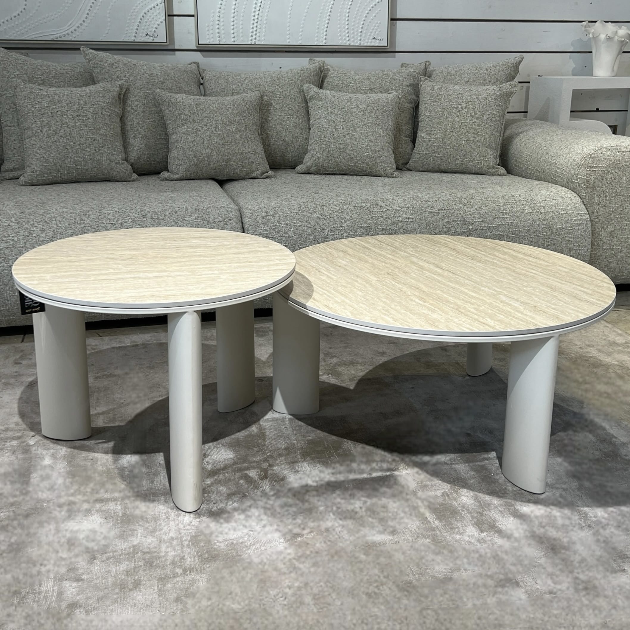 סט זוג שולחנות עגולים טופ טרוורטין רגליים שמנת דגם סופיטל - הזמנה עתידית 90 ימי עסקים סט זוג שולחנות עגולים טופ טרוורטין רגליים שמנת דגם סופיטל - הזמנה עתידית 90 ימי עסקים