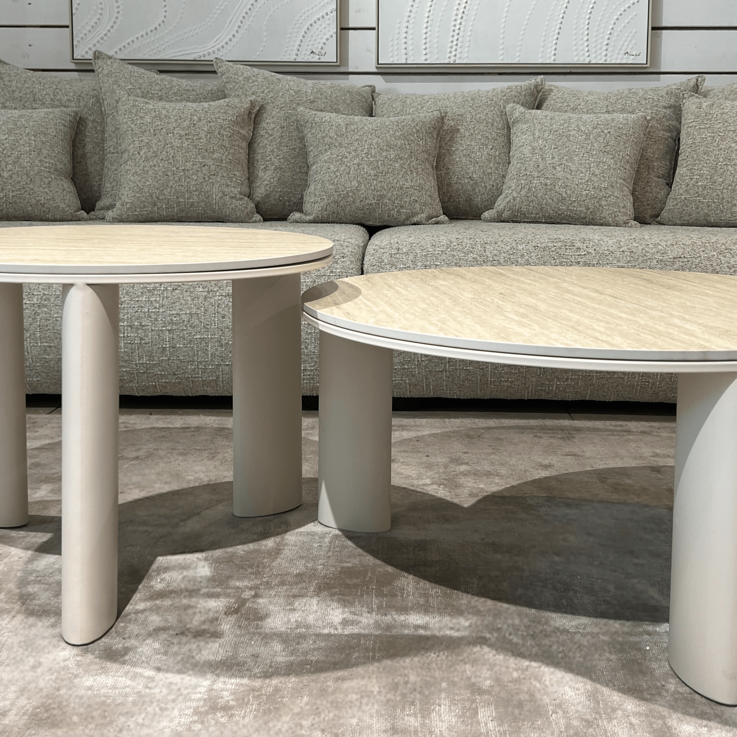 סט זוג שולחנות עגולים טופ טרוורטין רגליים שמנת דגם סופיטל - הזמנה עתידית 90 ימי עסקים סט זוג שולחנות עגולים טופ טרוורטין רגליים שמנת דגם סופיטל - הזמנה עתידית 90 ימי עסקים