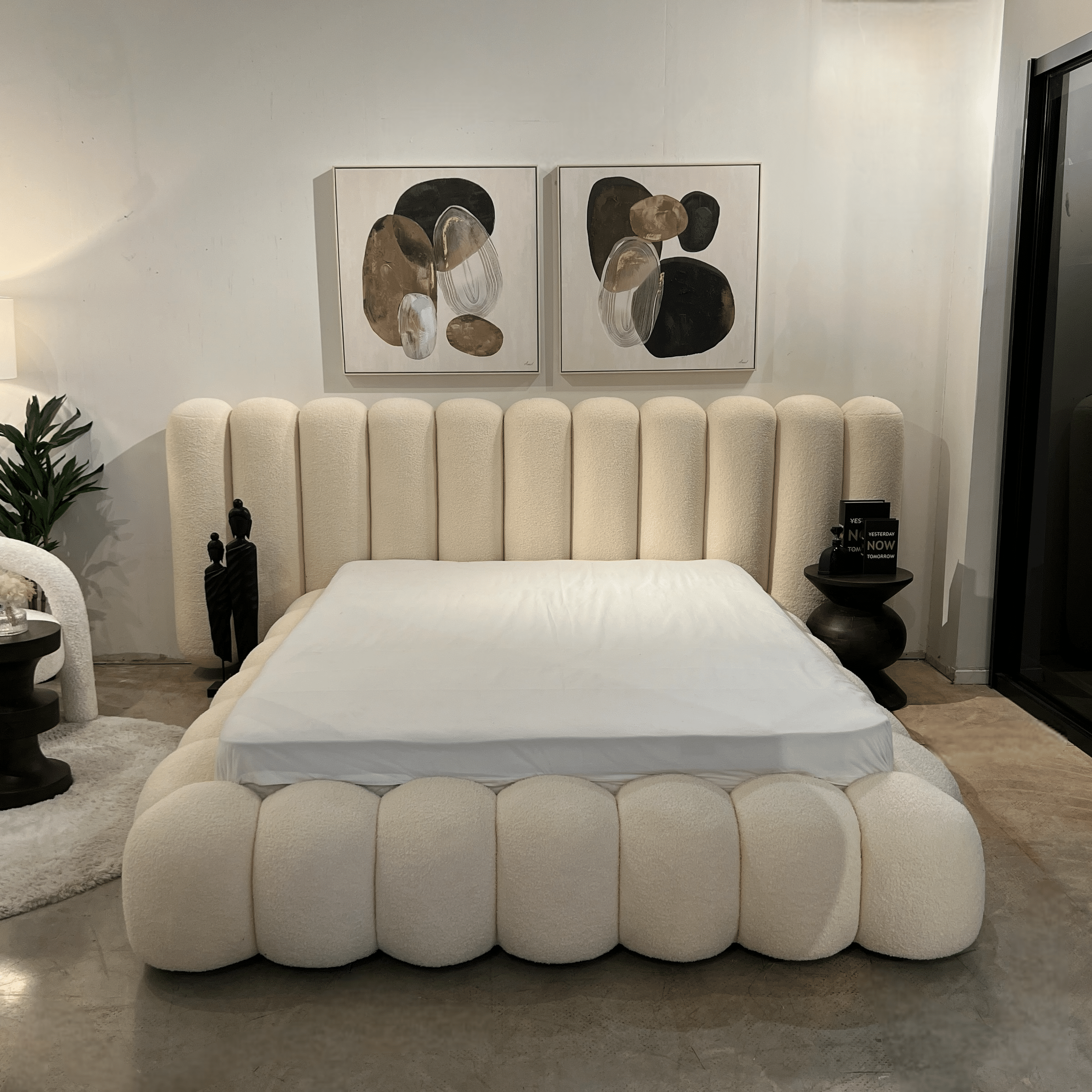 מיטה מעוצבת יוקרתית ״טיילור״ בבד בוקלה שמנת דגם סופיטל 160/200 מיטה מעוצבת יוקרתית ״טיילור״ בבד בוקלה שמנת דגם סופיטל 160/200