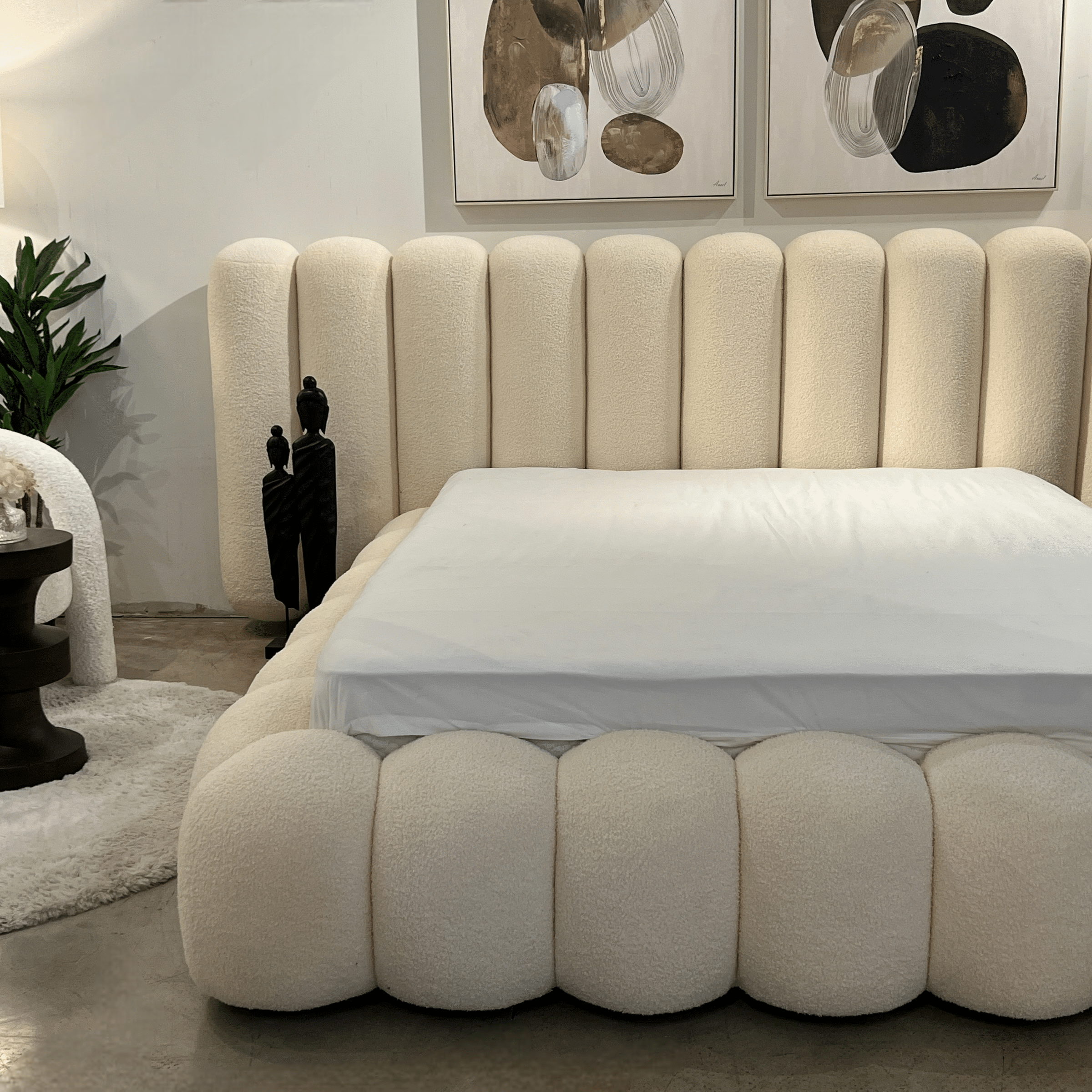 מיטה מעוצבת יוקרתית ״טיילור״ בבד בוקלה שמנת דגם סופיטל 160/200 מיטה מעוצבת יוקרתית ״טיילור״ בבד בוקלה שמנת דגם סופיטל 160/200