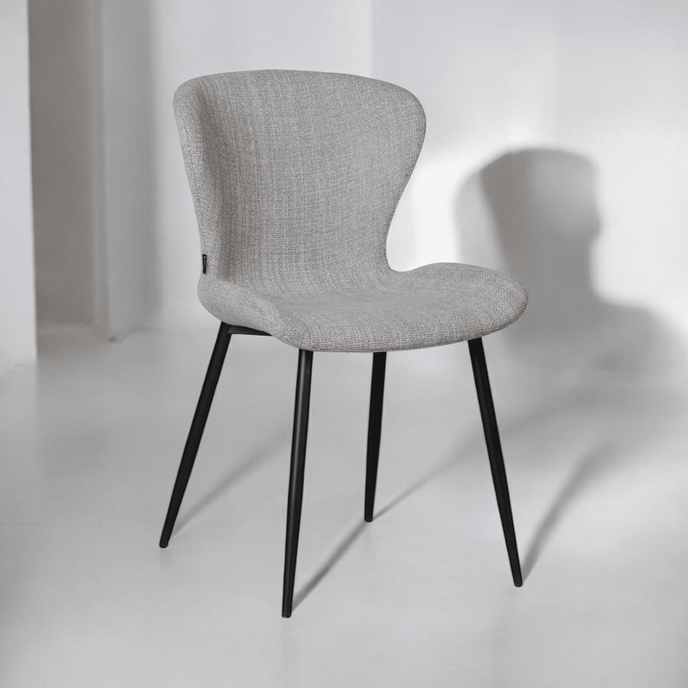 כסא טיפאני אריג אפור רגל שחורה דגם קליי