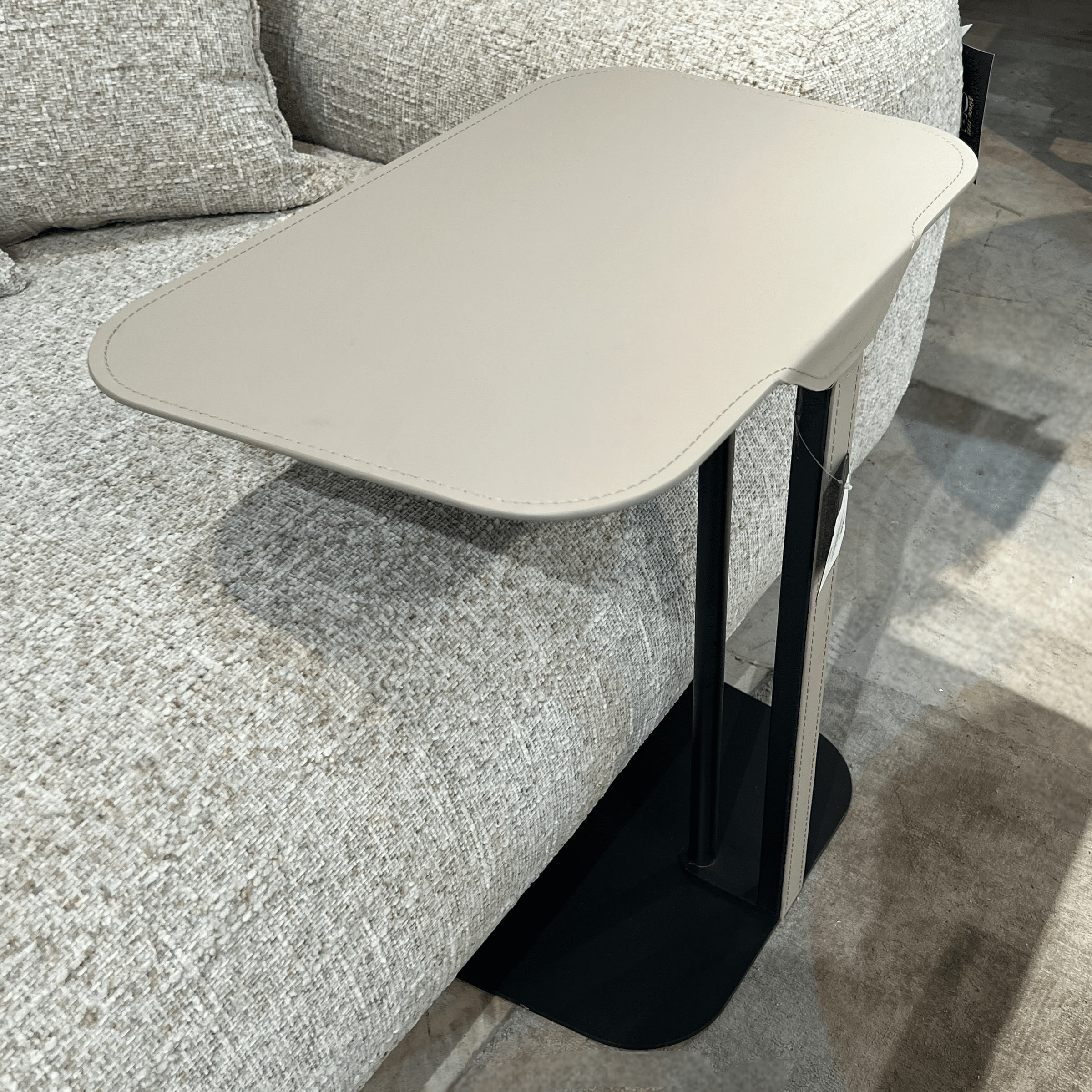 נשכן דמוי עור אבן רגל ברזל שחורה דגם סופיטל נשכן דמוי עור אבן רגל ברזל שחורה דגם סופיטל