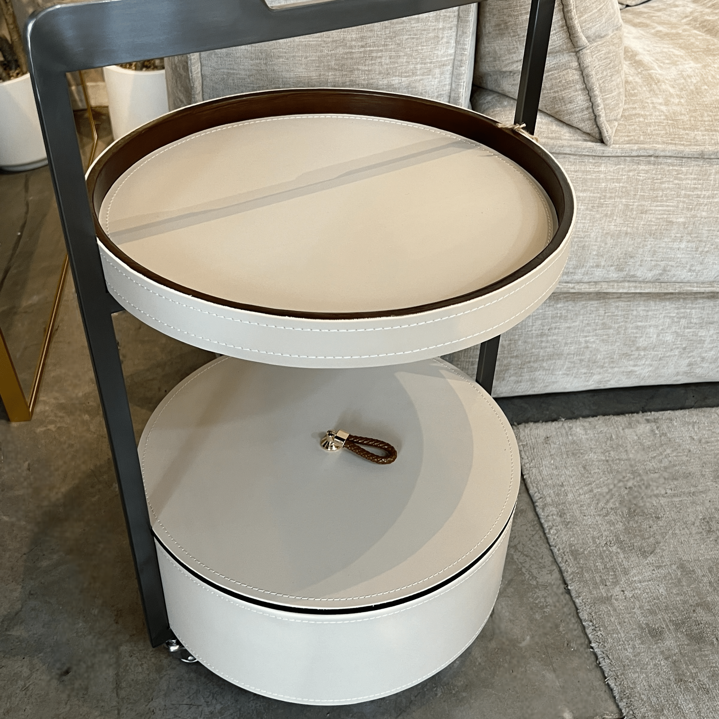 שולחן צד עגול יוקרתי תא אחסון דמוי עור אבן דגם סופיטל שולחן צד עגול יוקרתי תא אחסון דמוי עור אבן דגם סופיטל