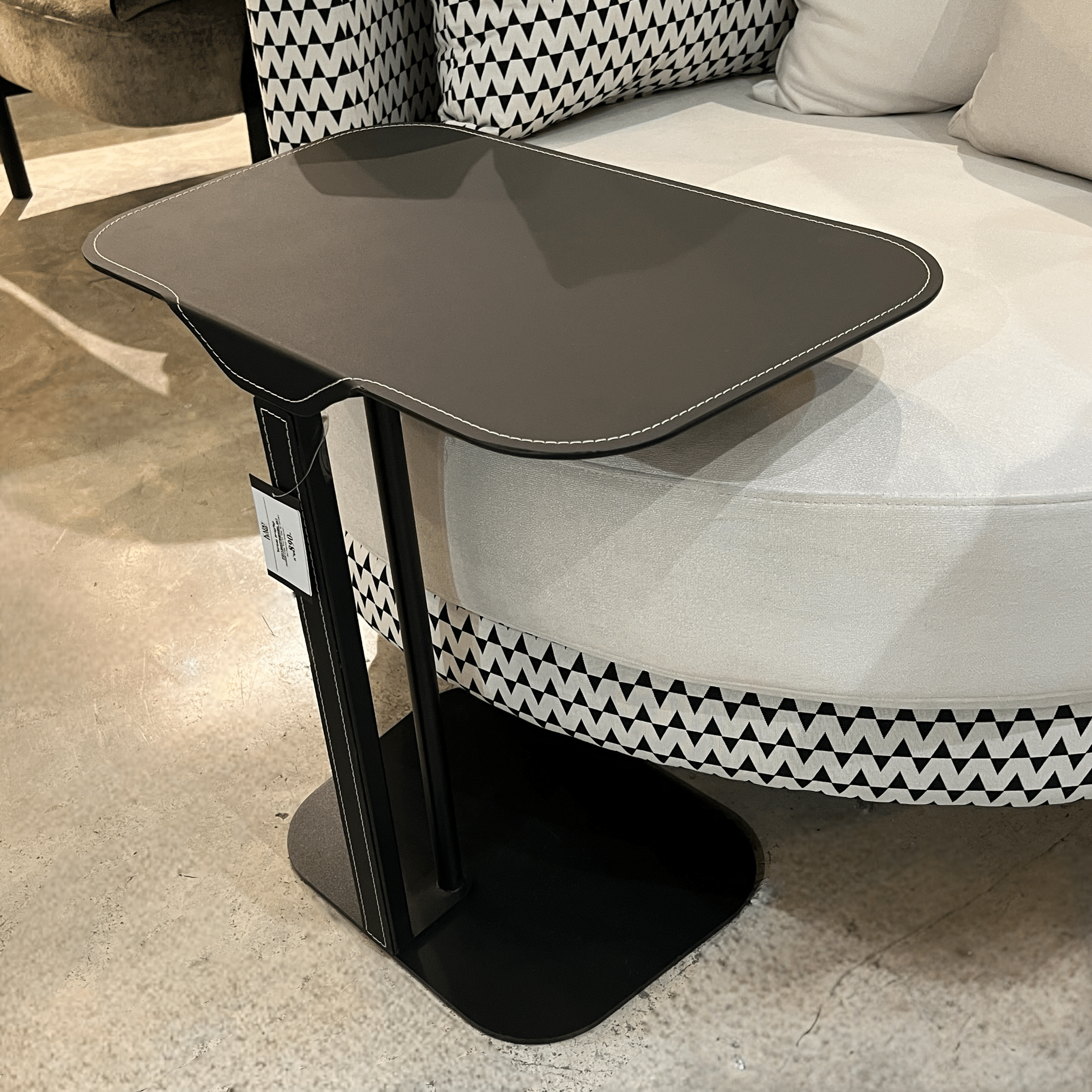 נשכן דמוי עור שחור רגל ברזל שחורה דגם סופיטל נשכן דמוי עור שחור רגל ברזל שחורה דגם סופיטל