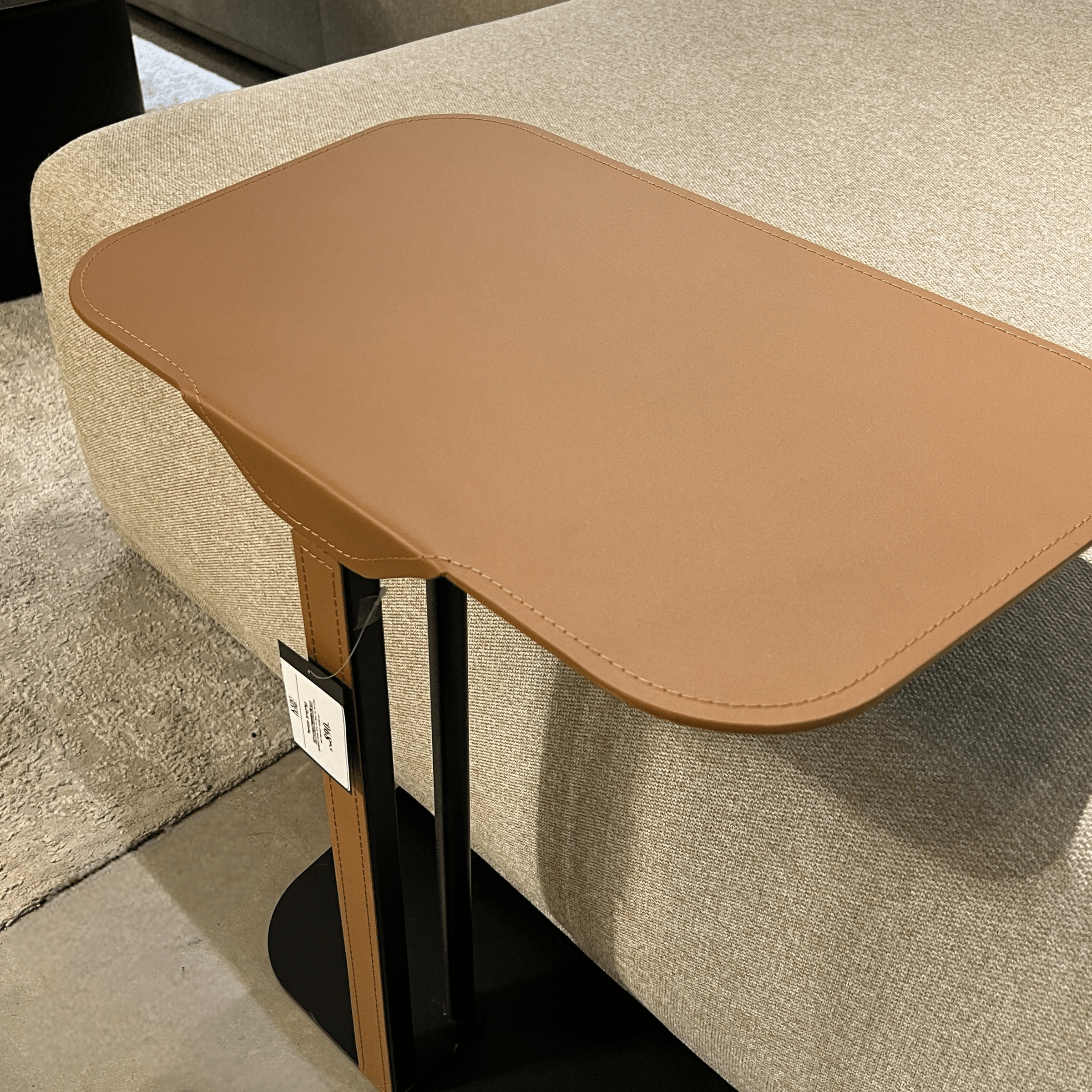 נשכן דמוי עור כאמל רגל ברזל שחורה דגם סופיטל נשכן דמוי עור כאמל רגל ברזל שחורה דגם סופיטל