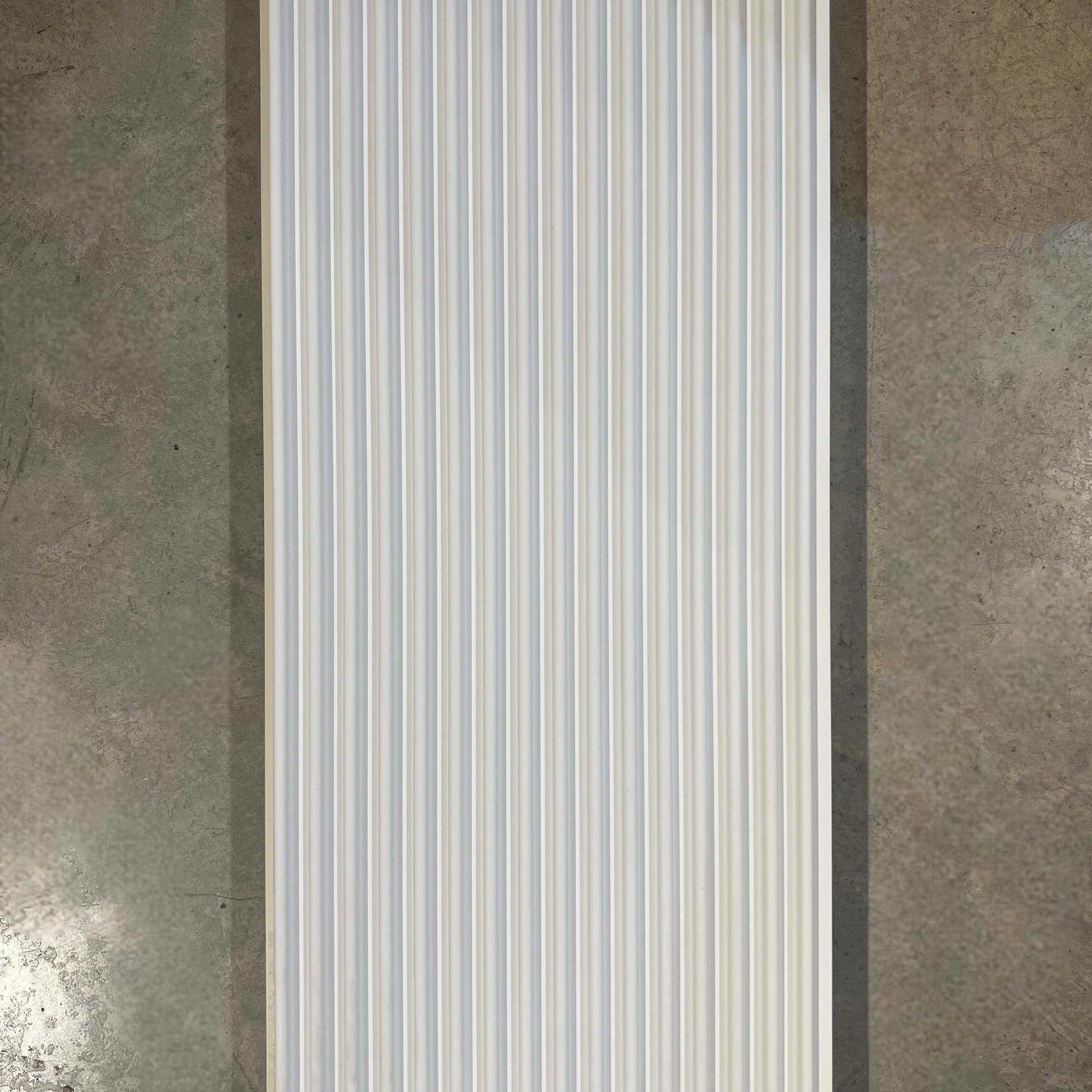 חיפוי קיר במראה מודרני דגם ״וויבס״ 16/290 לבן- חדש! חיפוי קיר במראה מודרני דגם ״וויבס״ 16/290 לבן- חדש!