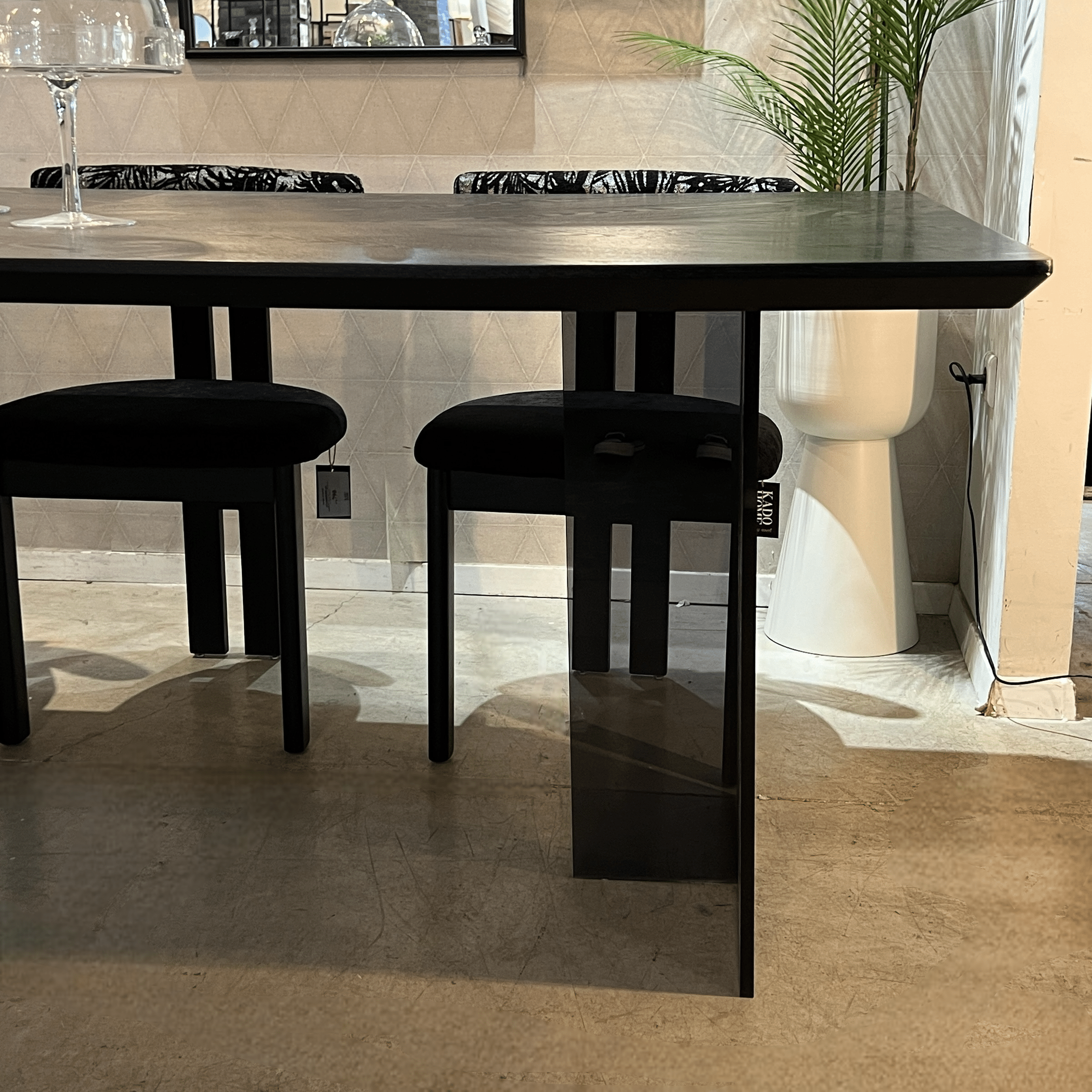 שולחן אוכל יוקרתי מיגל פלטה פורניר שחור רגל אקריל דגם סופיטל