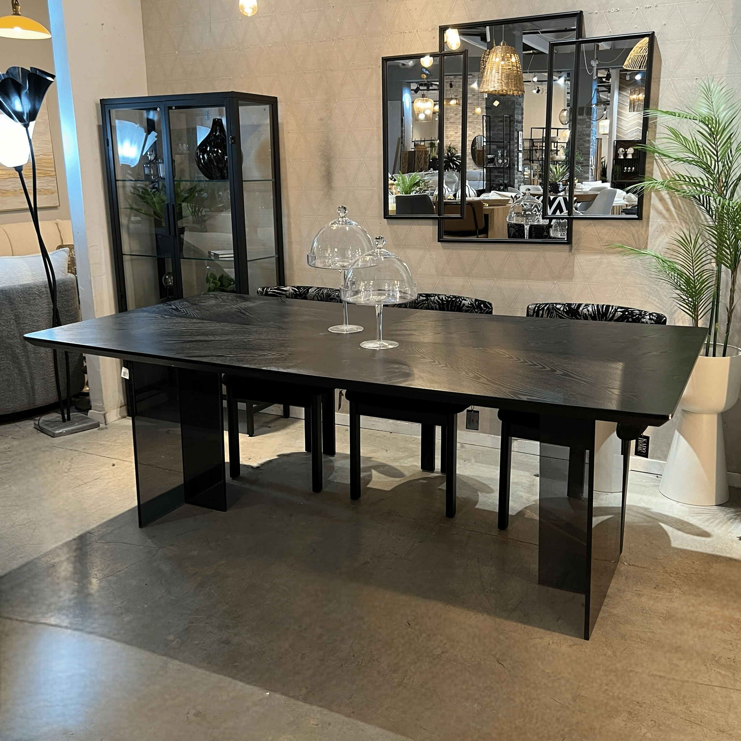 שולחן אוכל יוקרתי מיגל פלטה פורניר שחור רגל אקריל דגם סופיטל שולחן אוכל יוקרתי מיגל פלטה פורניר שחור רגל אקריל דגם סופיטל