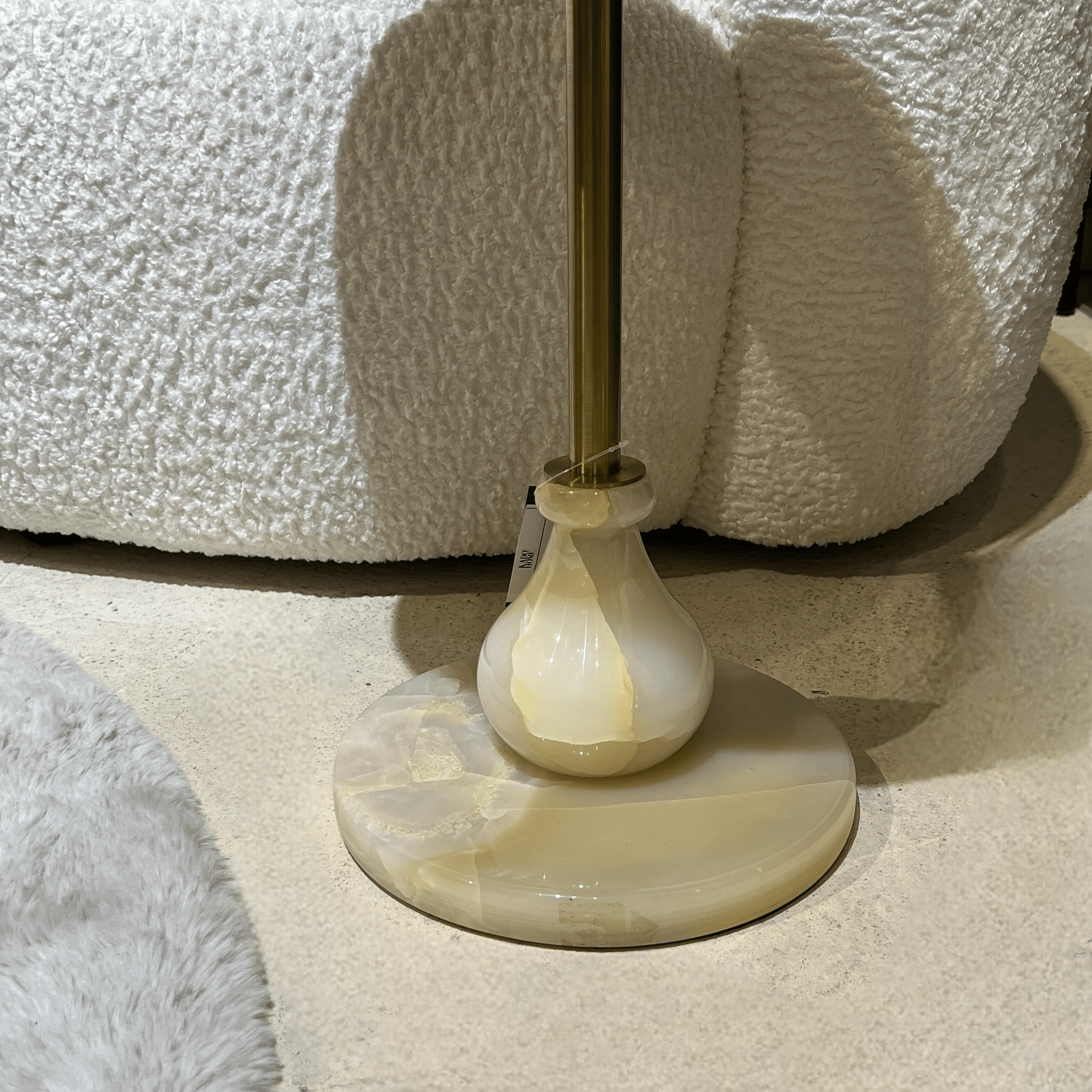 נשכן מגש זהב בסיס שיש לבן גידים זהב דגם סופיטל נשכן מגש זהב בסיס שיש לבן גידים זהב דגם סופיטל