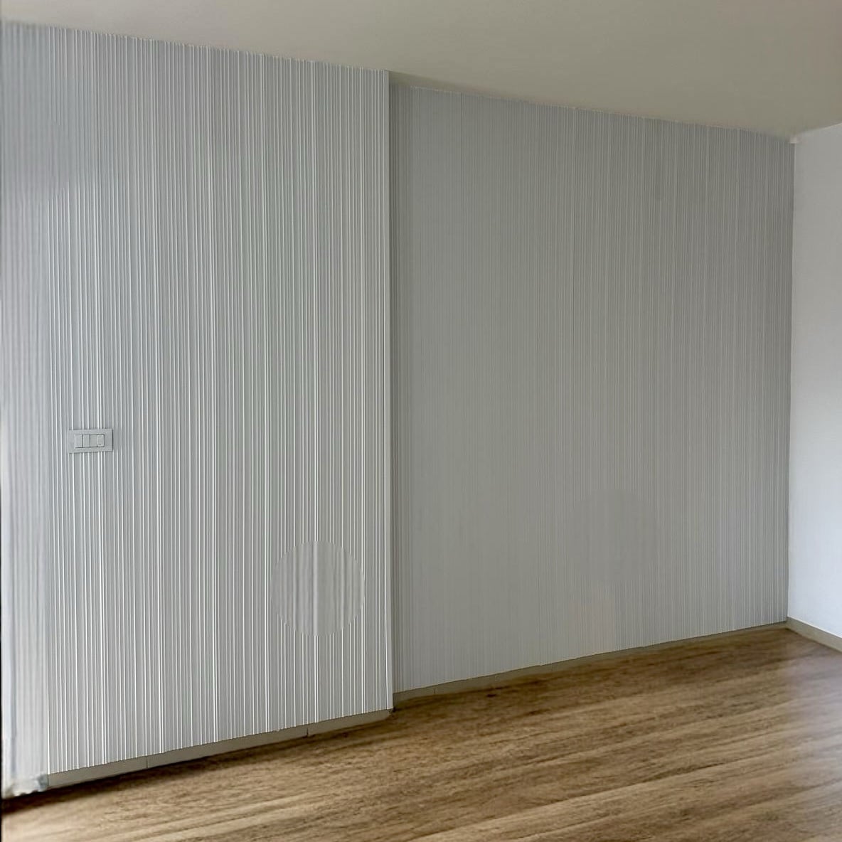 חיפוי קיר מודרני יוקרתי ״רויאל״ לבן 21/290- חדש!