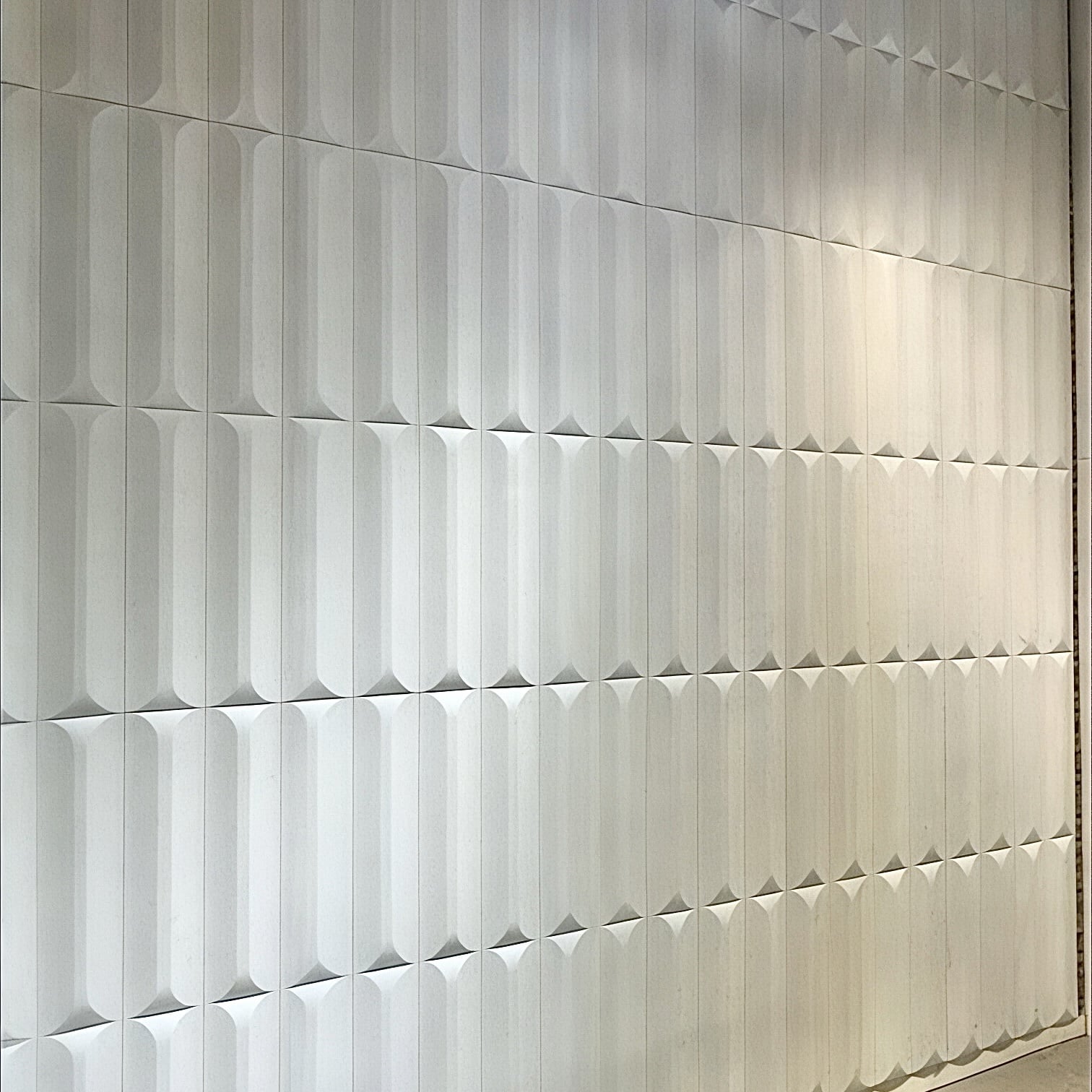 חיפוי קיר תבליט מיוחד דגם ״סטריפ״ לבן 120/20/60סמ - חדש!