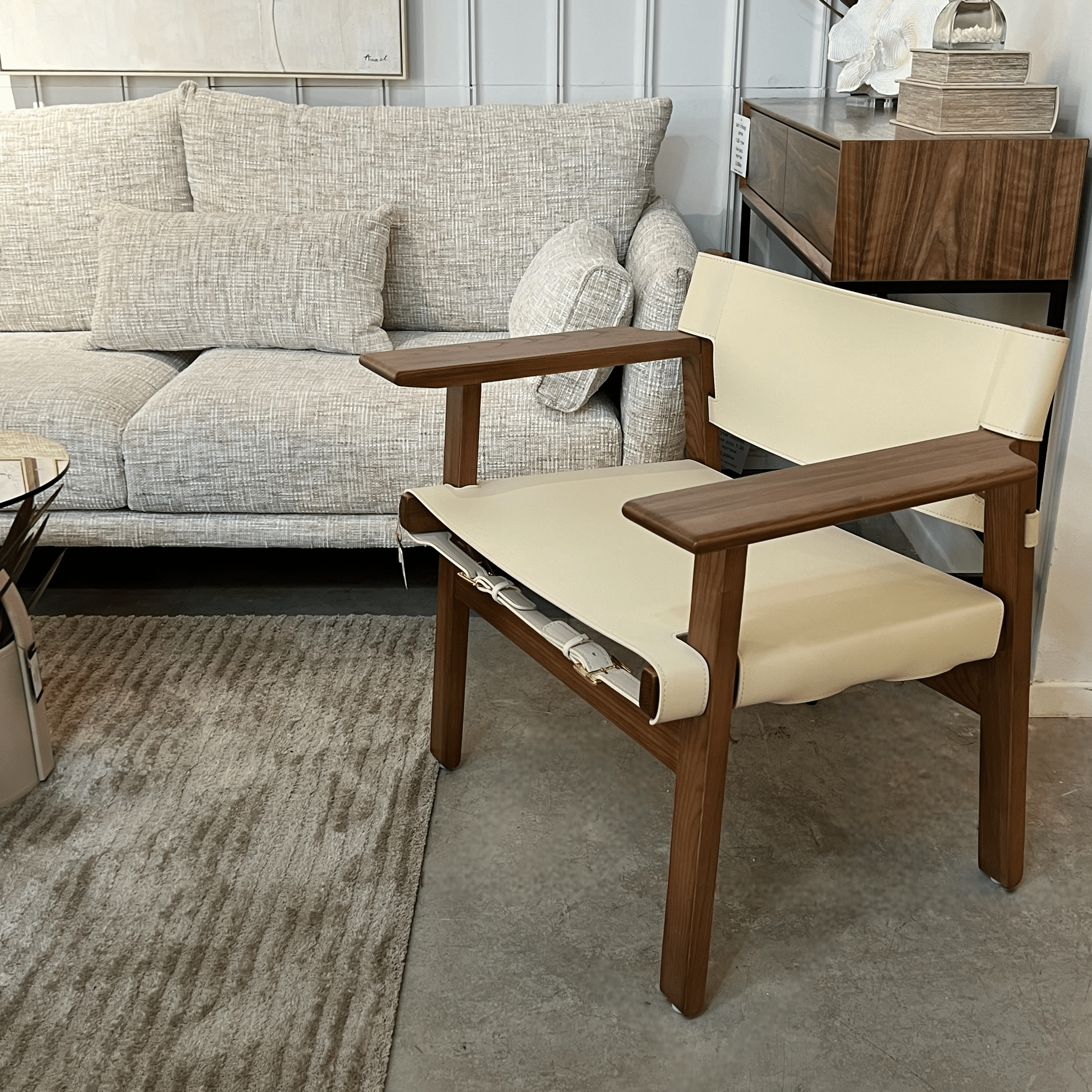 כורסא מעוצבת אפרול דמוי עור אבן רגל עץ אגוז דגם סופיטל