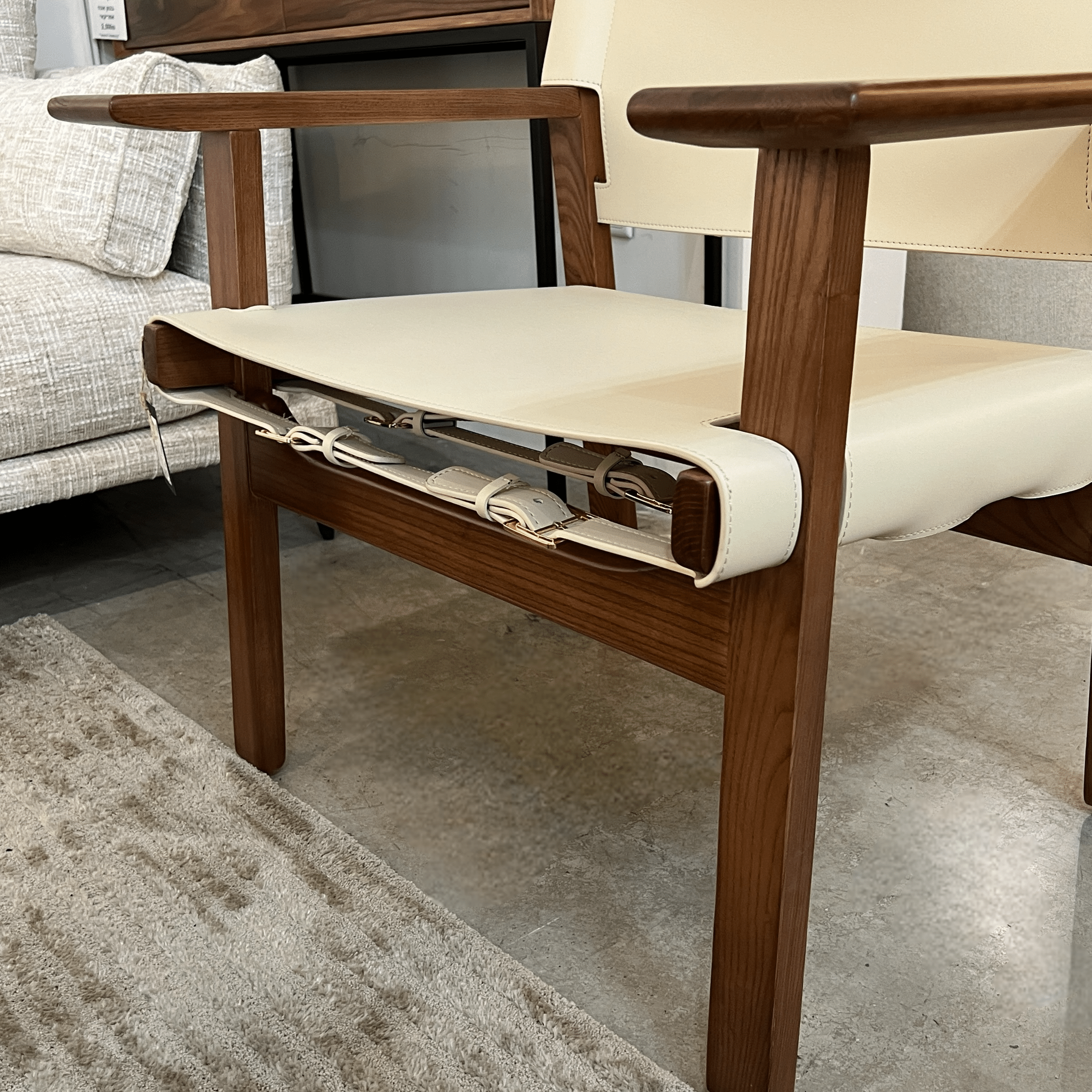 כורסא מעוצבת אפרול דמוי עור אבן רגל עץ אגוז דגם סופיטל