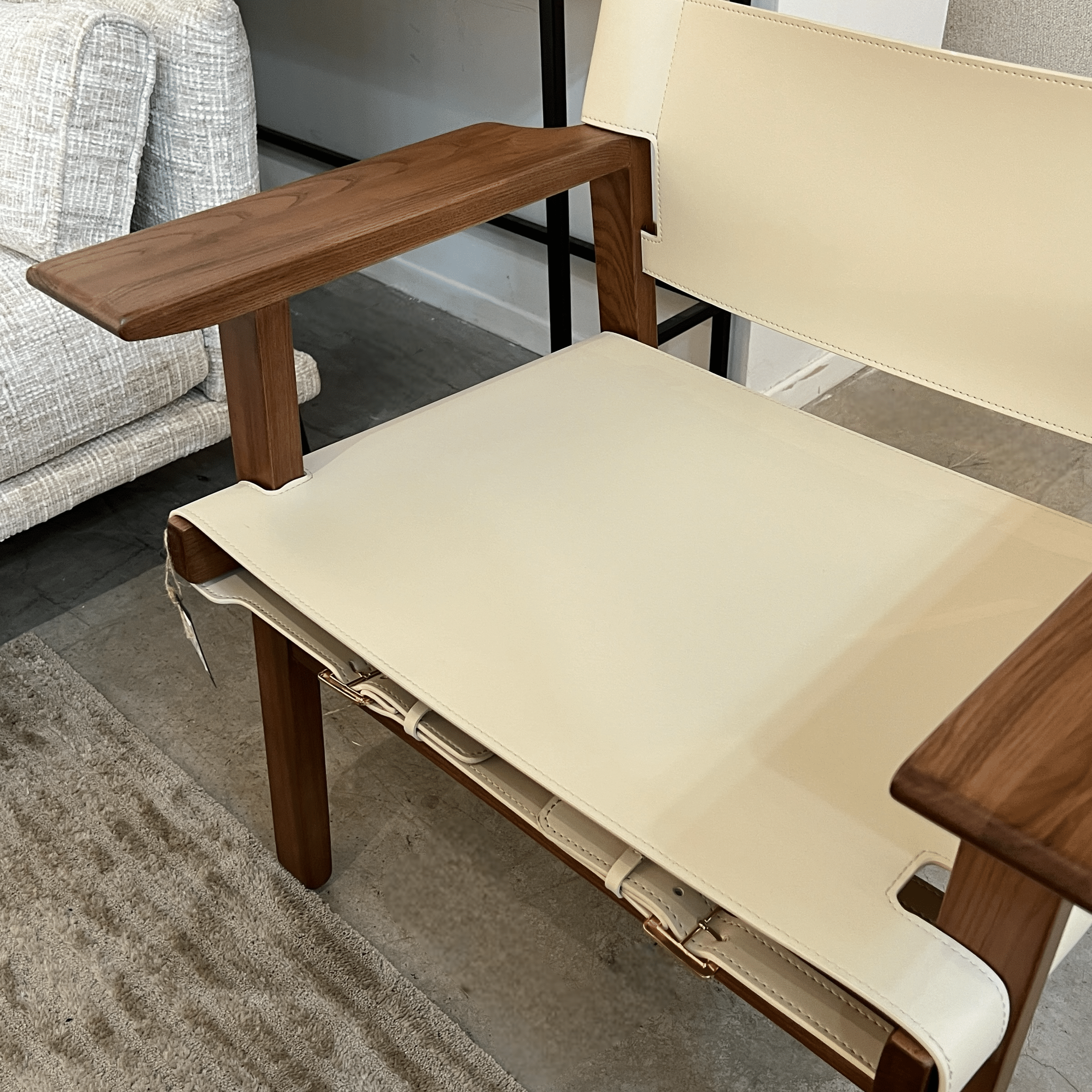 כורסא מעוצבת אפרול דמוי עור אבן רגל עץ אגוז דגם סופיטל