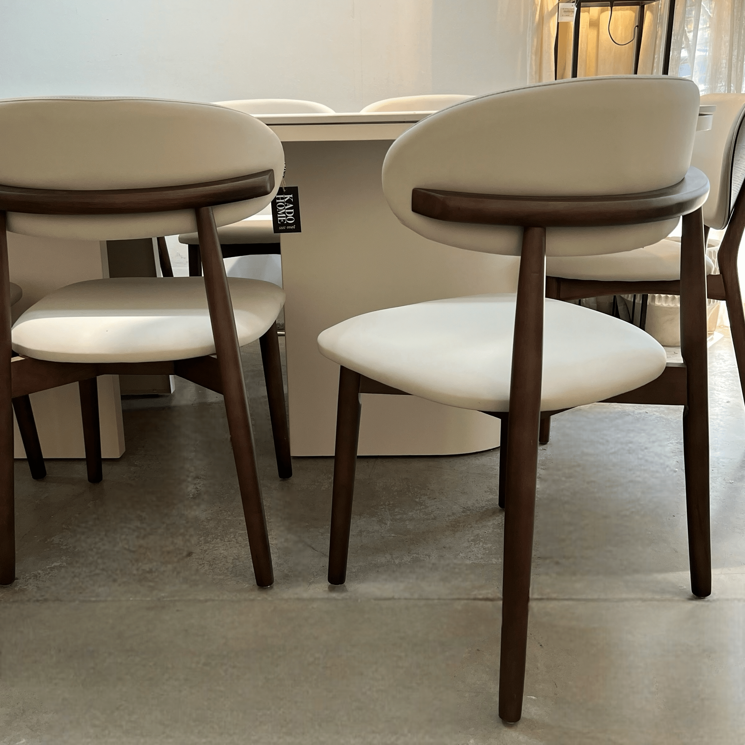 כסא יוקרתי לואי דמוי עור אבן רגל אגוז דגם סופיטל- מלאי מתחדש אספקה 8.25 כסא יוקרתי לואי דמוי עור אבן רגל אגוז דגם סופיטל- מלאי מתחדש אספקה 8.25