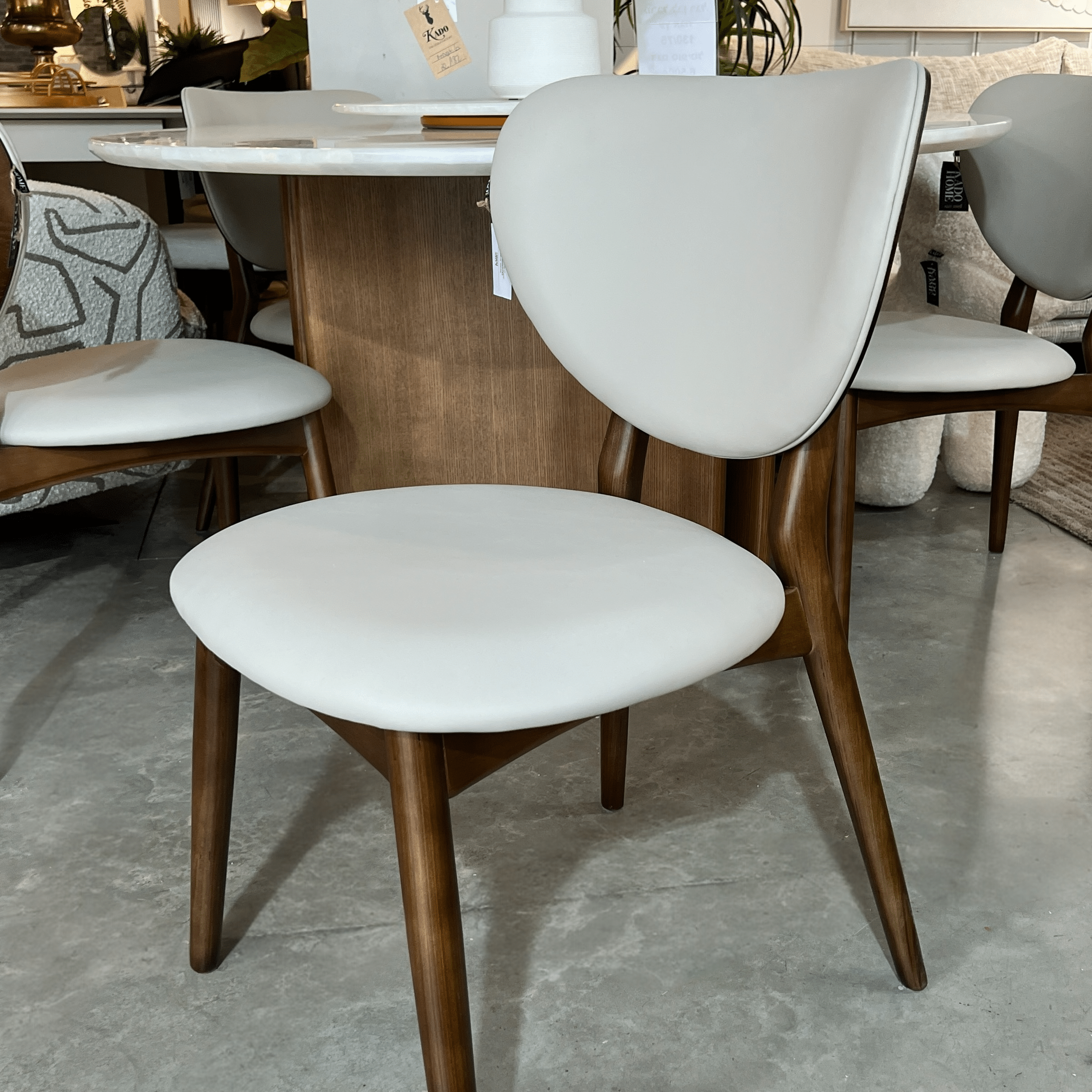 כסא מעוצב קרל דמוי עור אבן רגל אגוז דגם סופיטל כסא מעוצב קרל דמוי עור אבן רגל אגוז דגם סופיטל