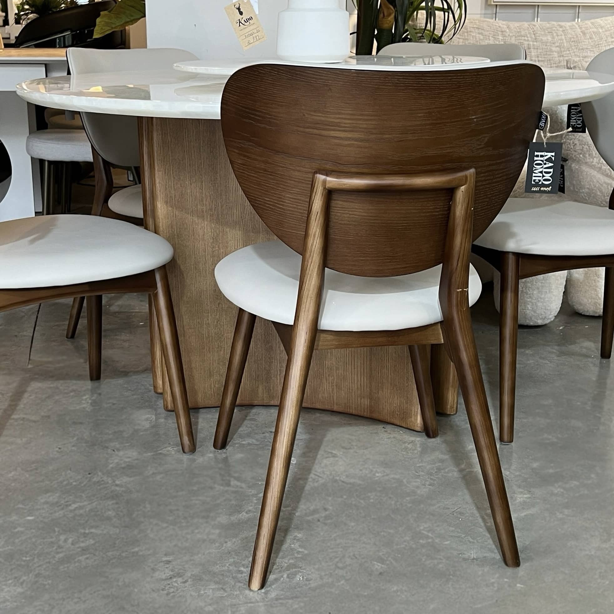 כסא מעוצב קרל דמוי עור אבן רגל אגוז דגם סופיטל כסא מעוצב קרל דמוי עור אבן רגל אגוז דגם סופיטל