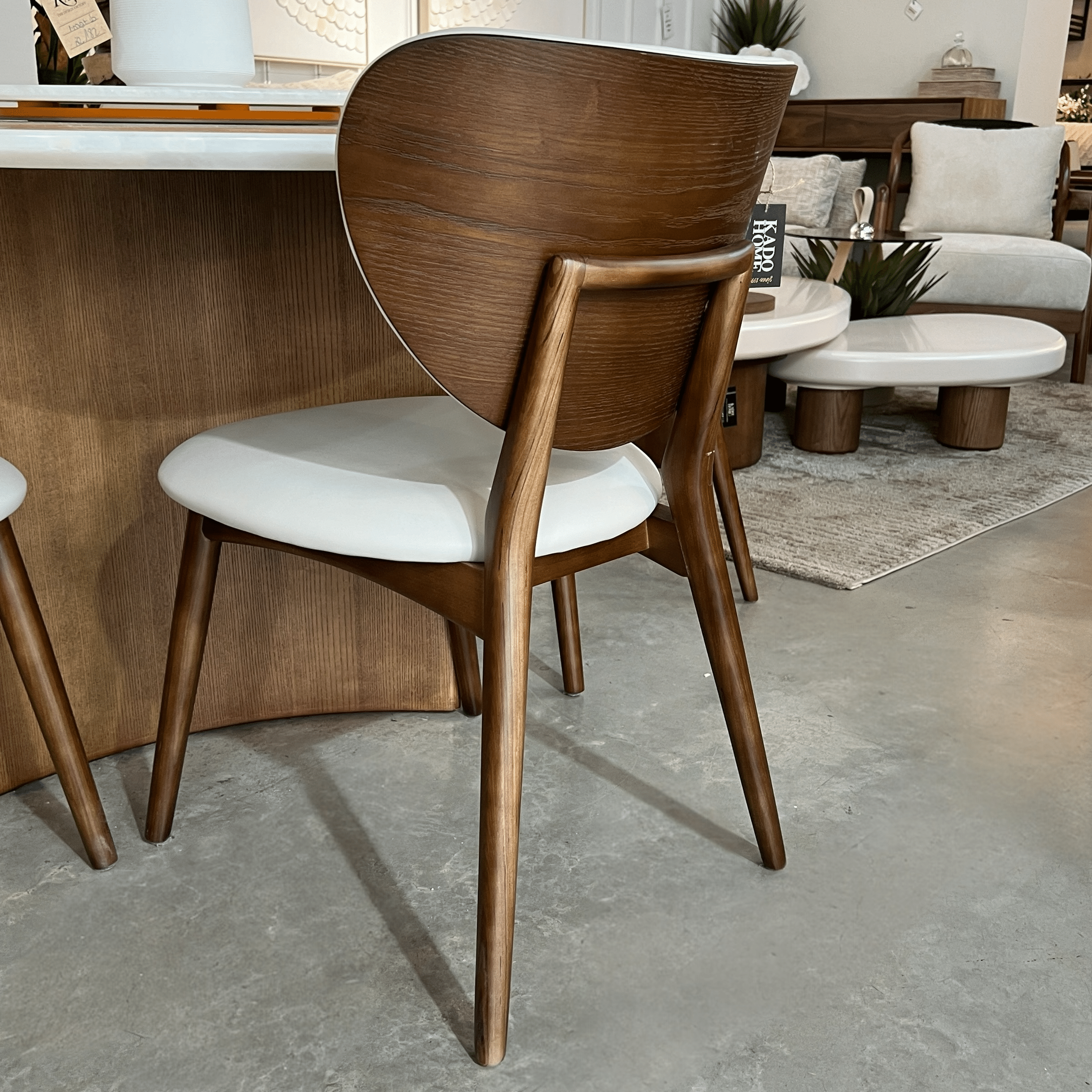 כסא מעוצב קרל דמוי עור אבן רגל אגוז דגם סופיטל כסא מעוצב קרל דמוי עור אבן רגל אגוז דגם סופיטל