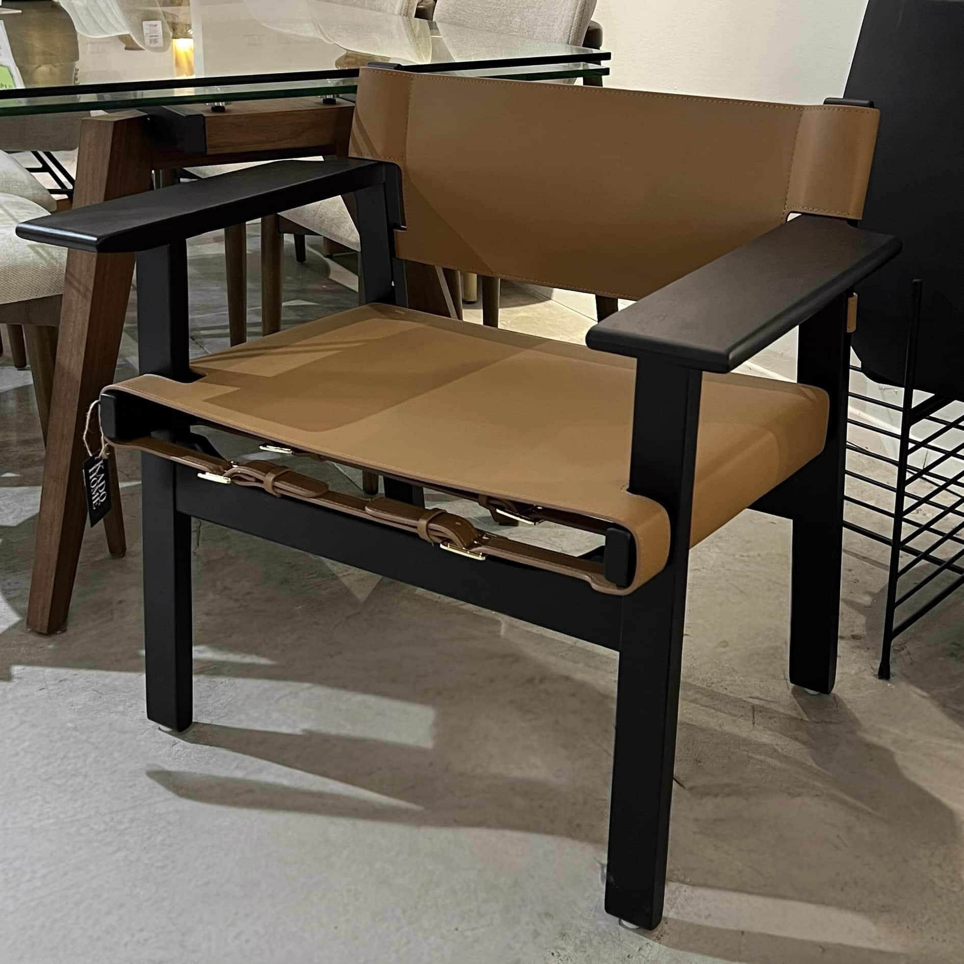 כורסא מעוצבת אפרול דמוי עור כאמל רגל עץ אגוז דגם סופיטל