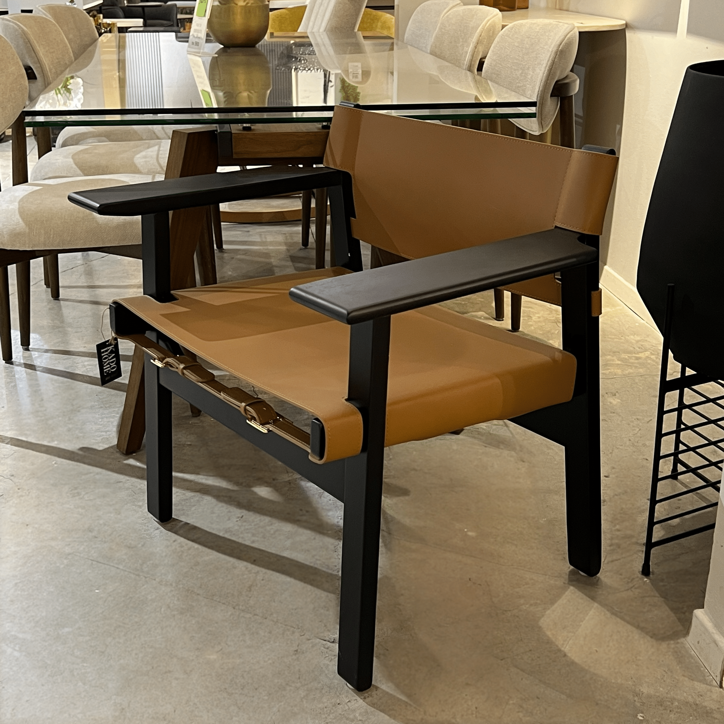 כורסא מעוצבת אפרול דמוי עור כאמל רגל עץ אגוז דגם סופיטל