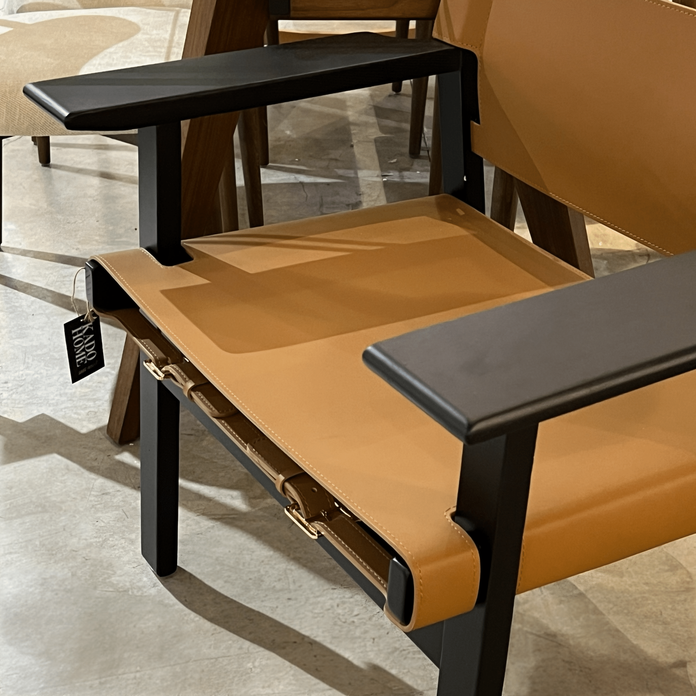 כורסא מעוצבת אפרול דמוי עור כאמל רגל עץ אגוז דגם סופיטל