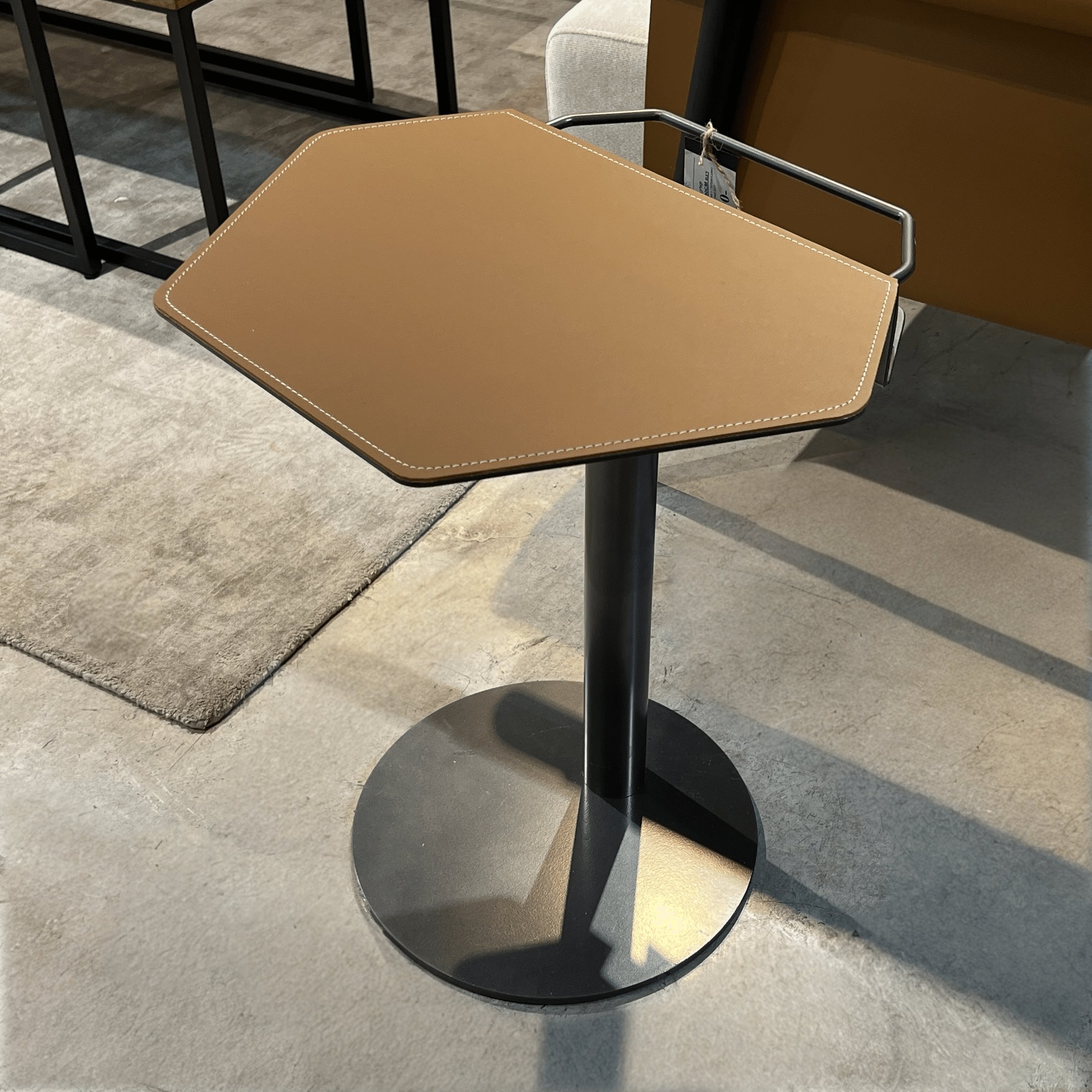 נשכן גיאומטרי דמוי עור כאמל רגל ברזל שחורה דגם סופיטל נשכן גיאומטרי דמוי עור כאמל רגל ברזל שחורה דגם סופיטל