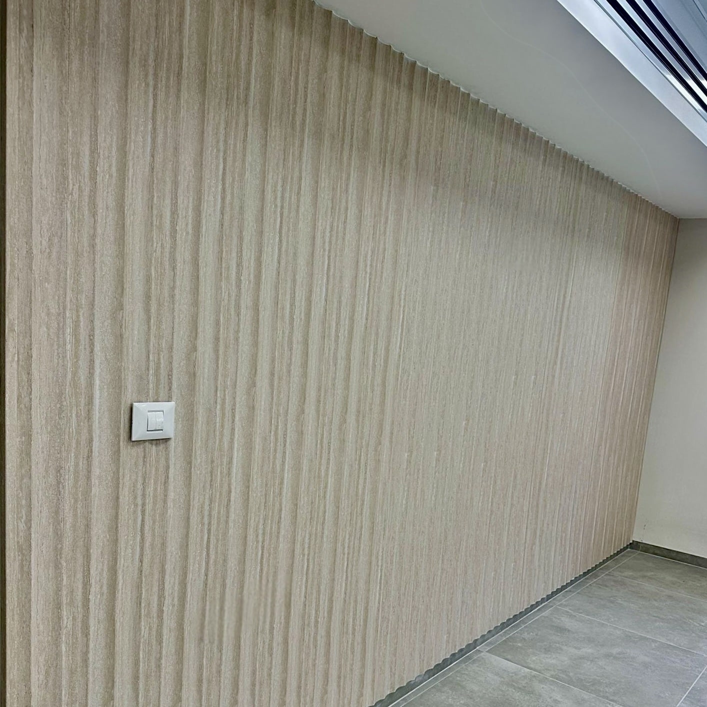 חיפוי קיר רחב מיוחד דגם ״מונו״ בגוון טרוורטין 21/290- חדש!