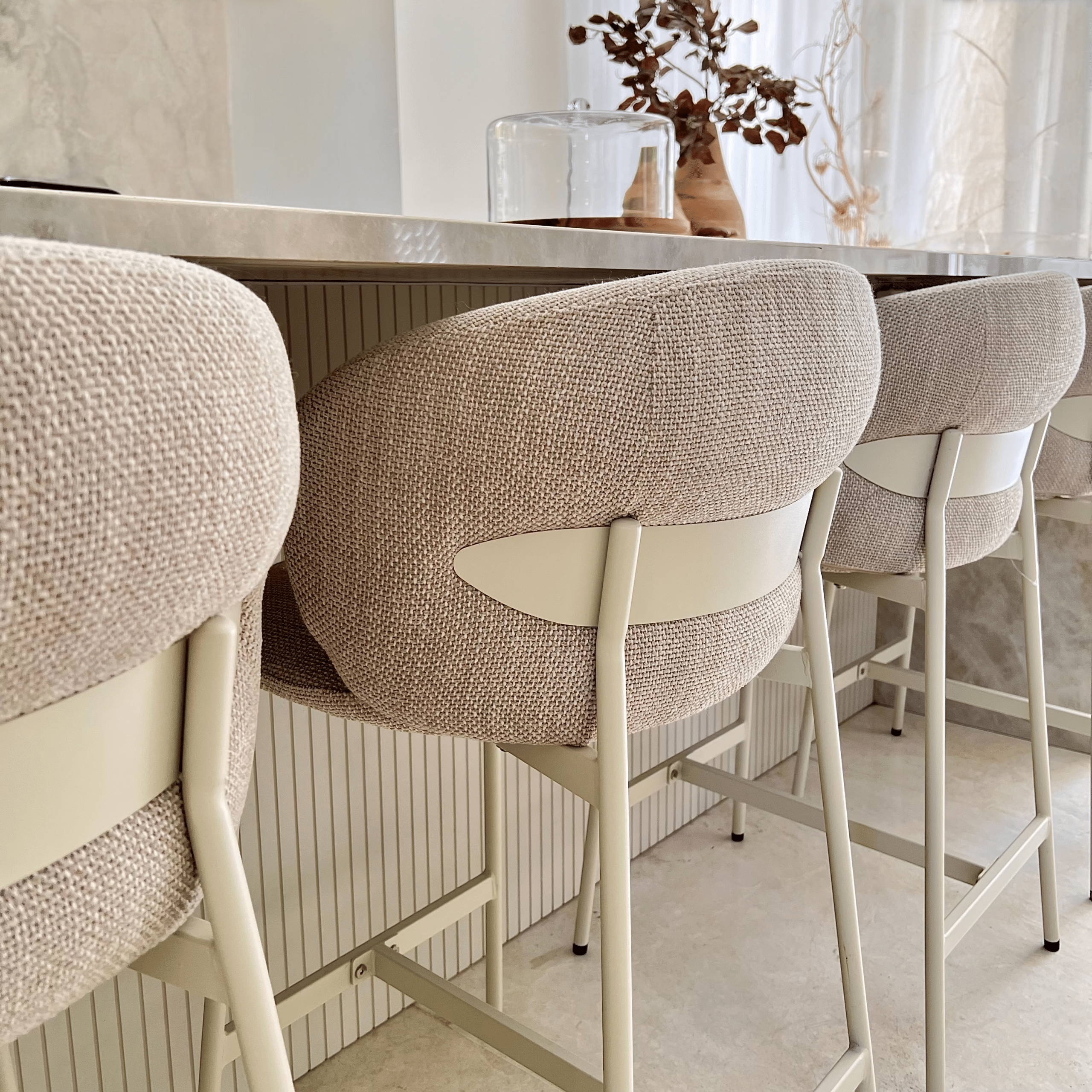 כסא בר מעוצב לולה אריג שמנת רגל שמנת דגם קליי