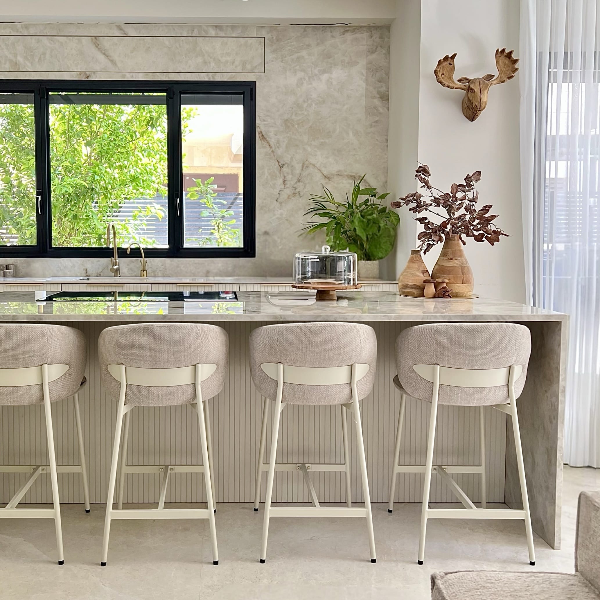 כסא בר מעוצב לולה אריג שמנת רגל שמנת דגם קליי