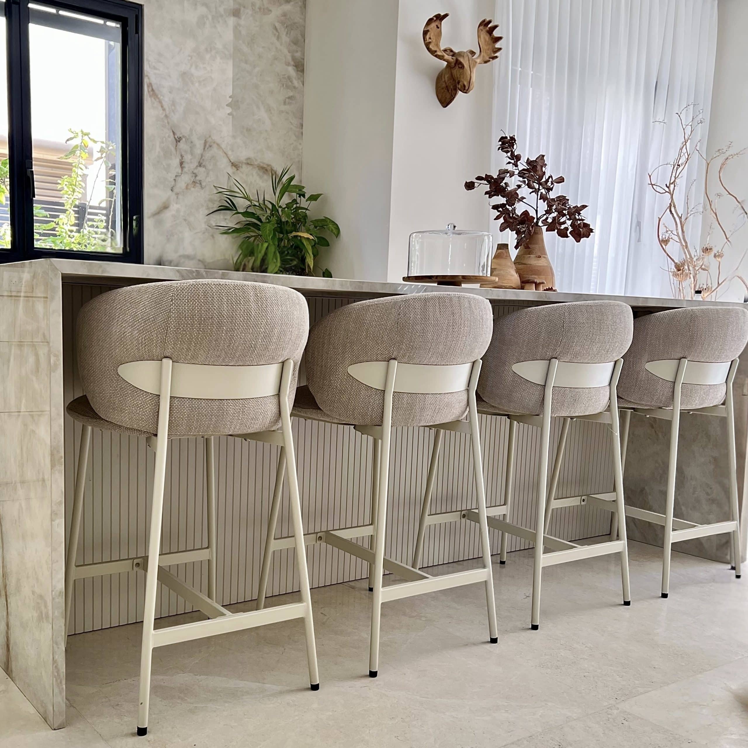 כסא בר מעוצב לולה אריג שמנת רגל שמנת דגם קליי