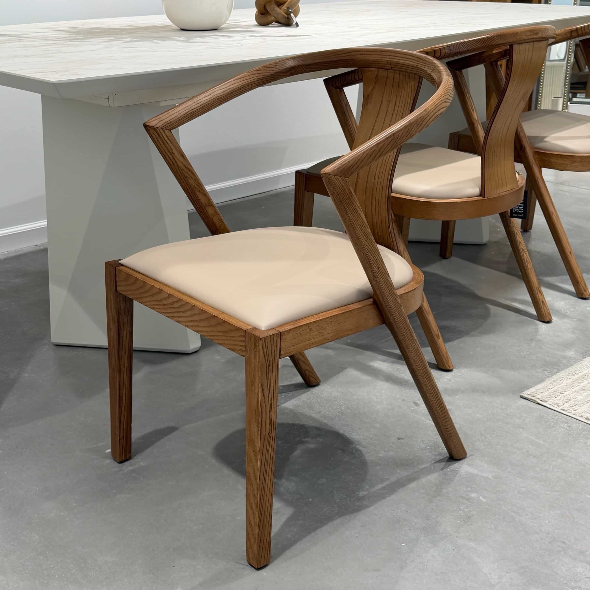 כיסא עץ אגוז בוני מושב שמנת דגם סופיטל