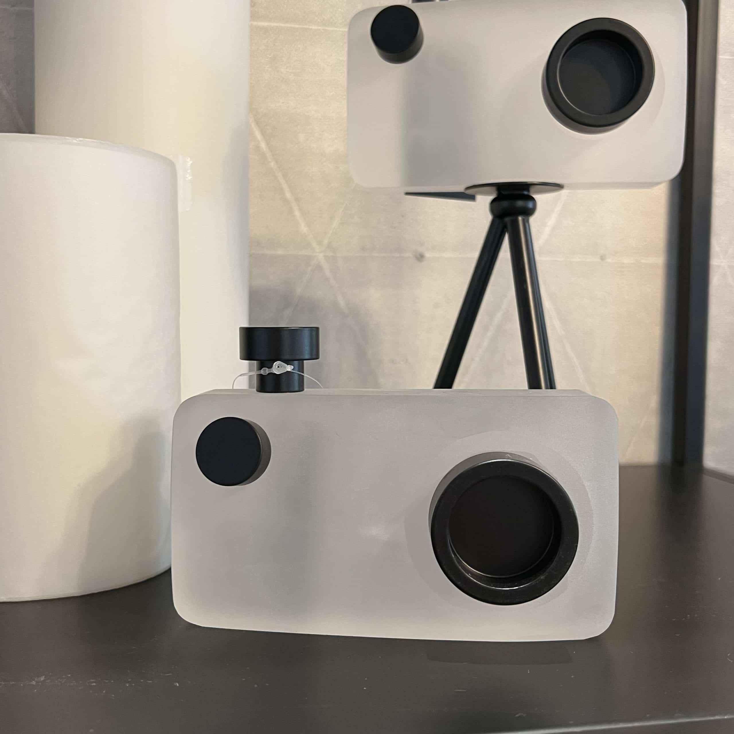 מצלמה מעוצבת זכוכית חלבית עדשה שחורה דגם איקו מצלמה מעוצבת זכוכית חלבית עדשה שחורה דגם איקו