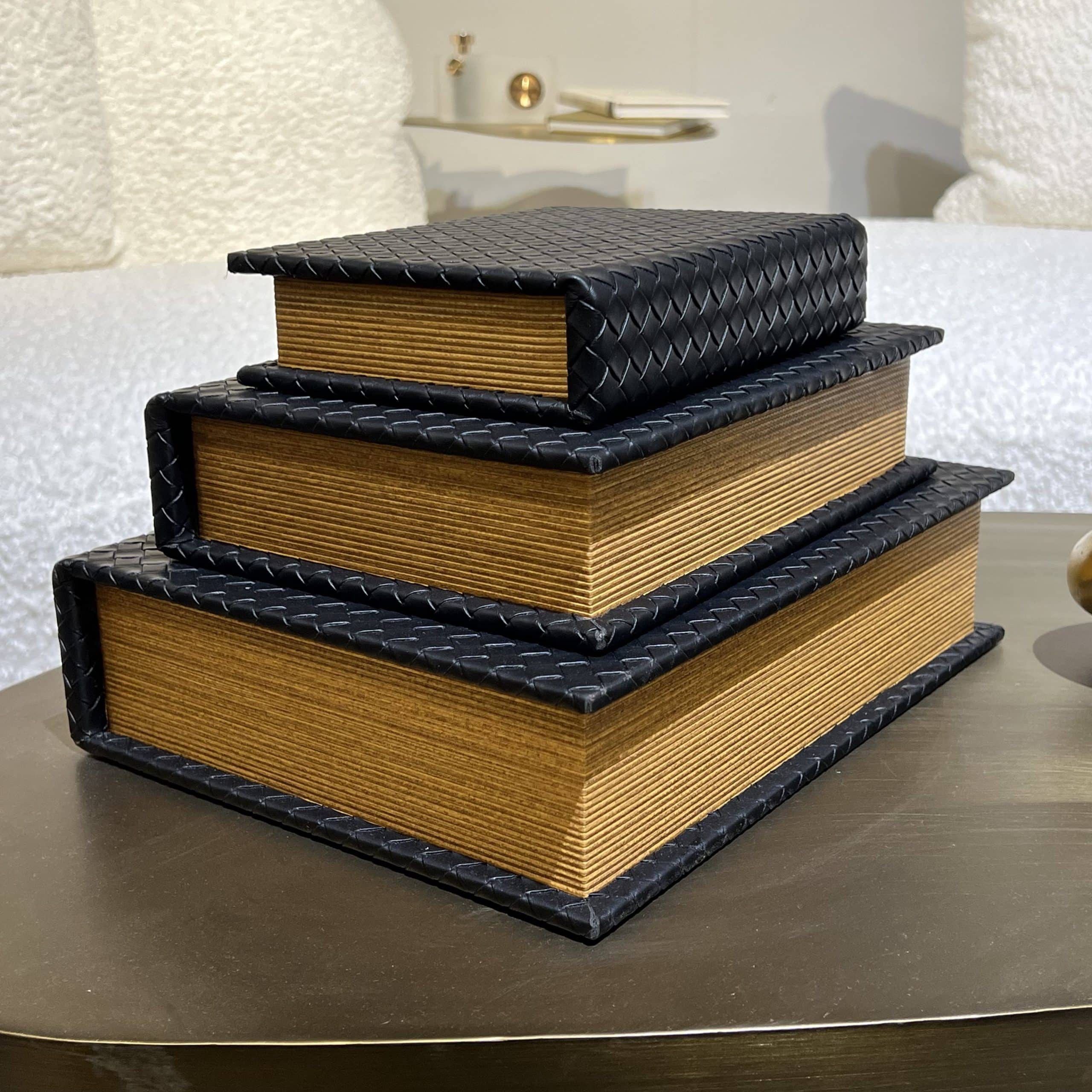 ספר אחסון יוקרתי דמוי עור שחור קלוע דגם איקו ספר אחסון יוקרתי דמוי עור שחור קלוע דגם איקו