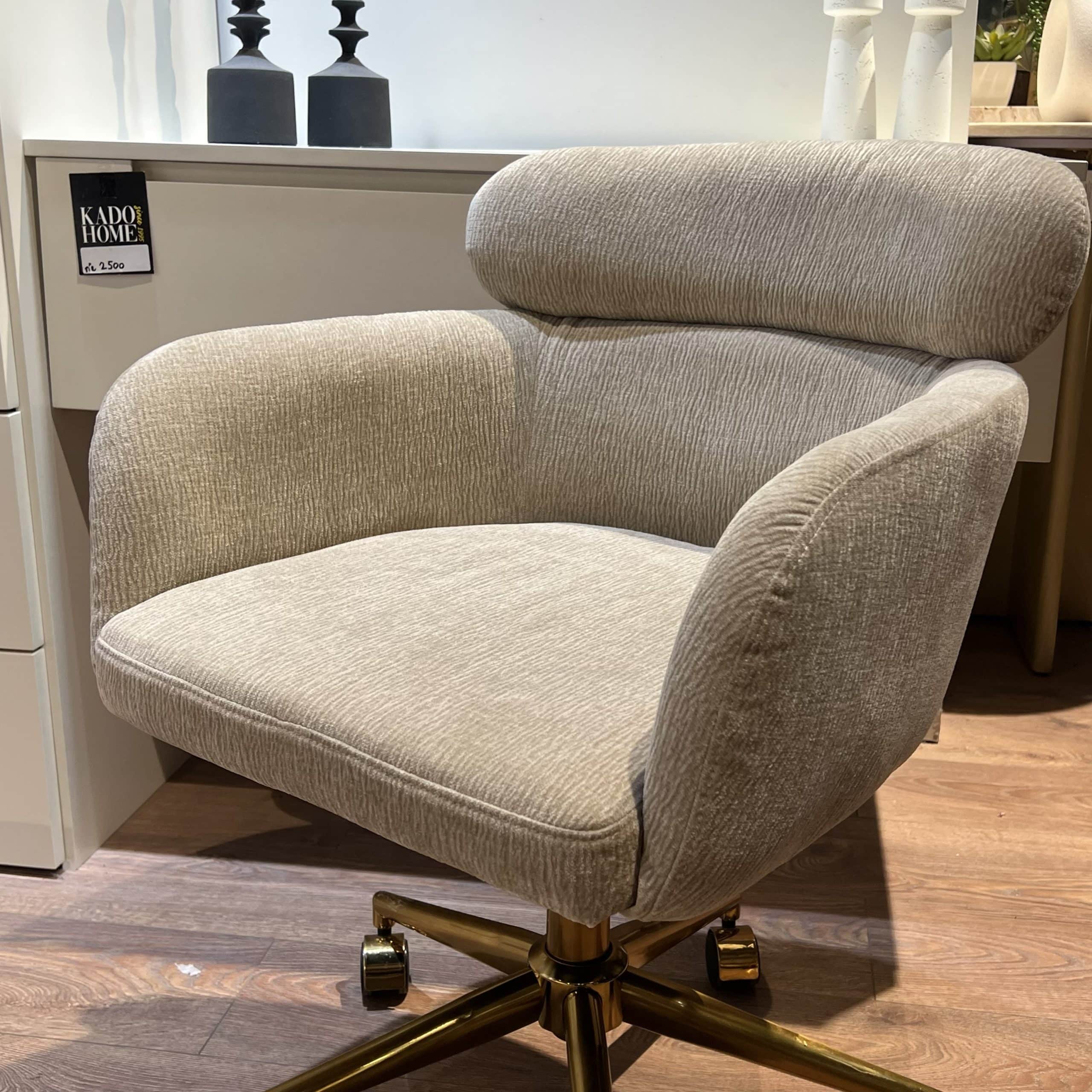 כסא משרד מרופד עם גלגלים גב מלא בד שמפניה רגל זהב דגם רוני כסא משרד מרופד עם גלגלים גב מלא בד שמפניה רגל זהב דגם רוני