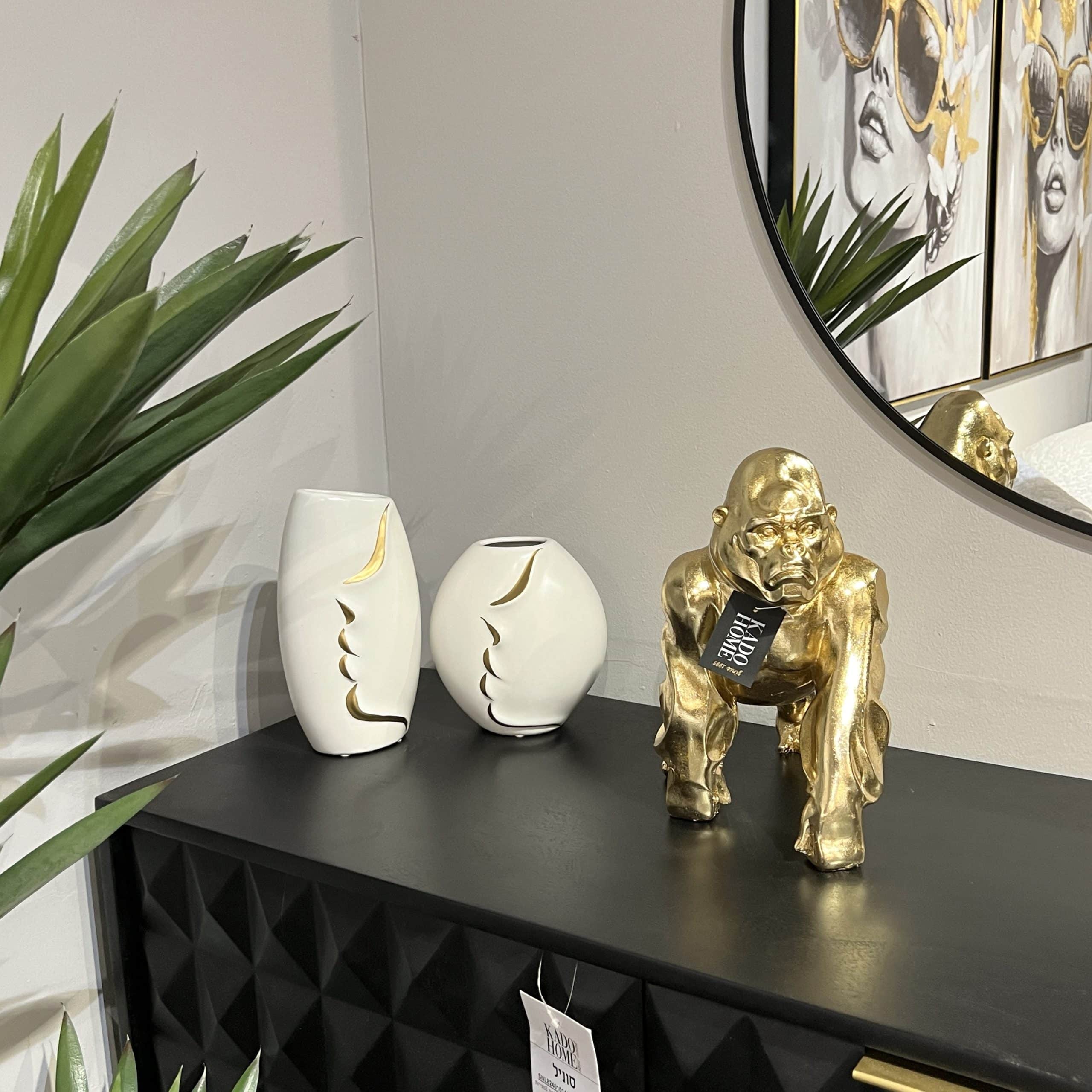 פסל גורילה זהב גדול מעוצב דגם איקו פסל גורילה זהב גדול מעוצב דגם איקו