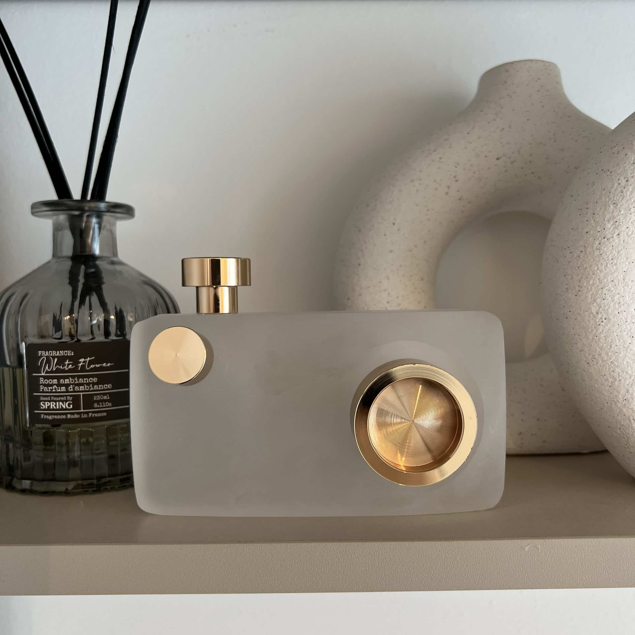 דקורציה מצלמה מעוצבת זכוכית חלבית עדשה זהב דגם איקו דקורציה מצלמה מעוצבת זכוכית חלבית עדשה זהב דגם איקו