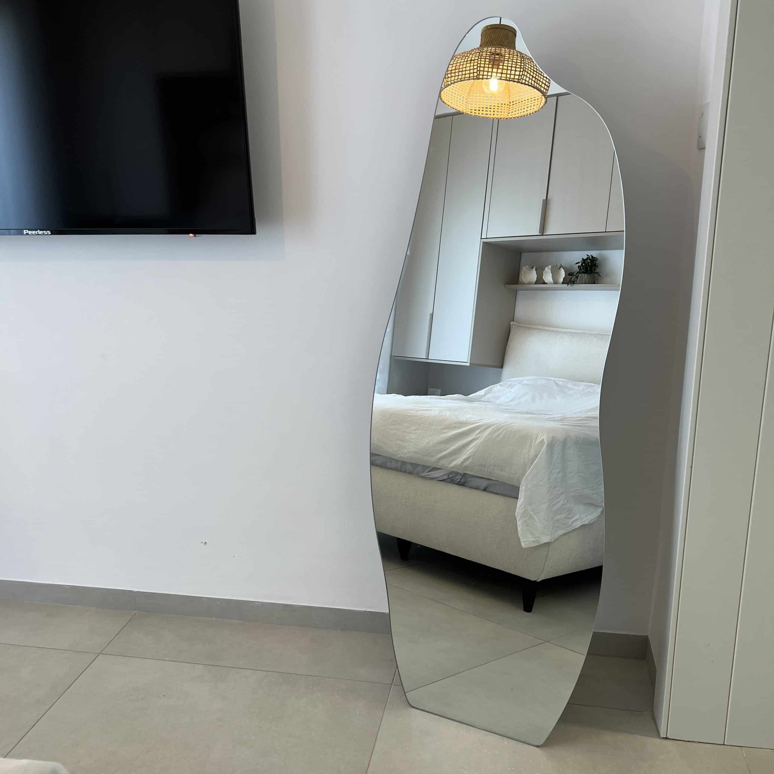 מראה יוקרתית אמורפית עומדת נוטה שמאל דגם סופיטל- גם לתליה! מראה יוקרתית אמורפית עומדת נוטה שמאל דגם סופיטל- גם לתליה!