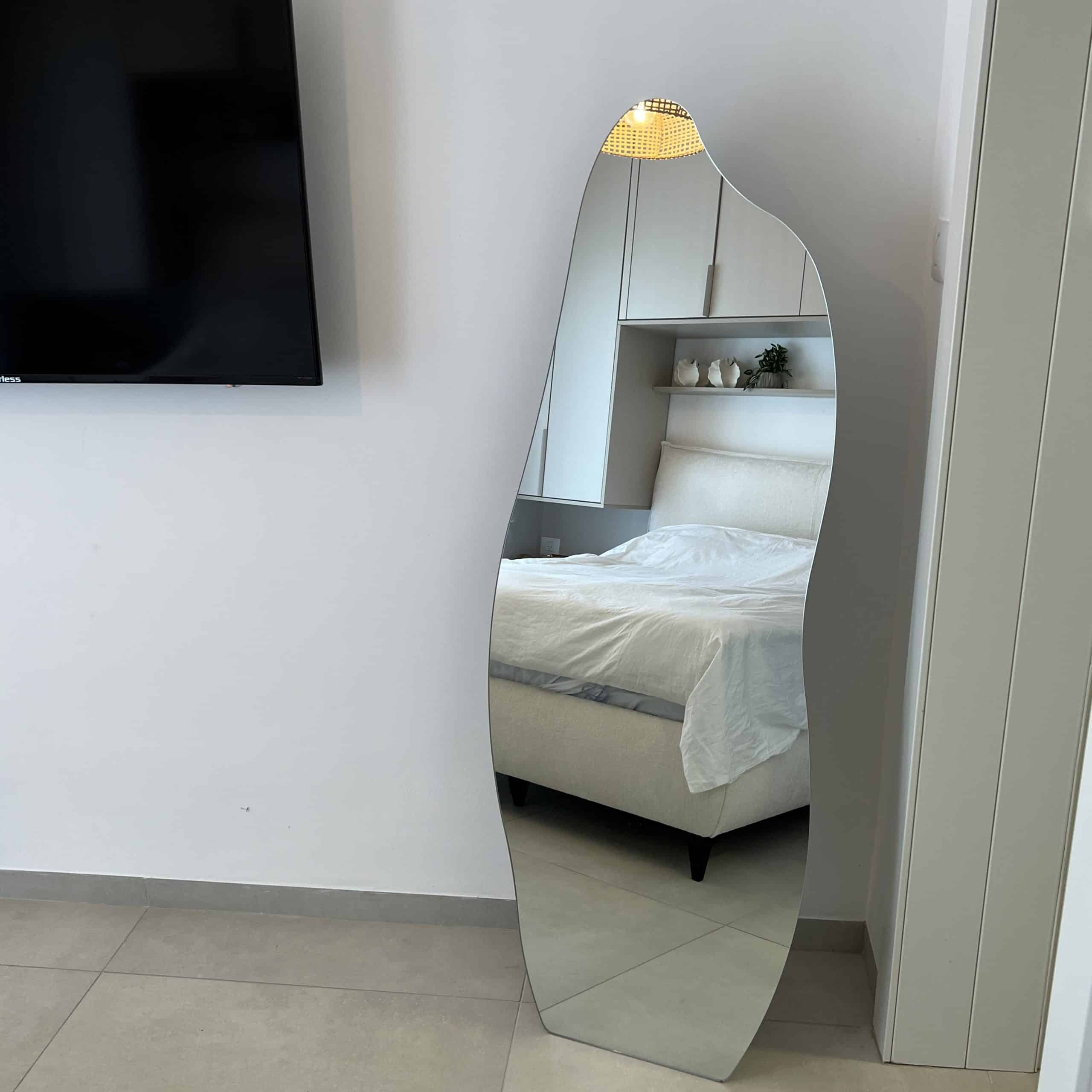 מראה יוקרתית אמורפית עומדת נוטה שמאל דגם סופיטל- גם לתליה! מראה יוקרתית אמורפית עומדת נוטה שמאל דגם סופיטל- גם לתליה!