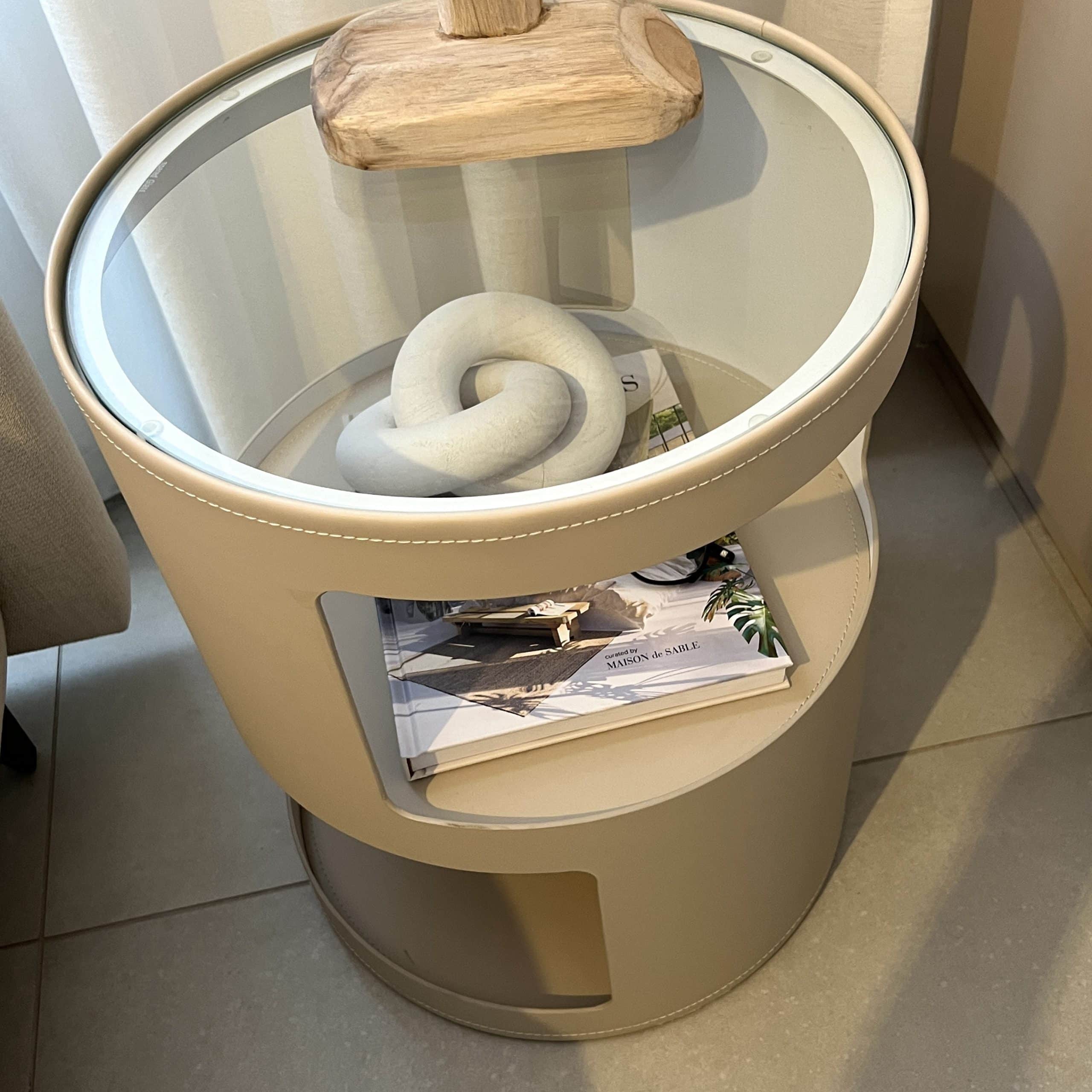 שולחן צד פתחים זכוכית שקופה דמוי עור אבן דגם סופיטל שולחן צד פתחים זכוכית שקופה דמוי עור אבן דגם סופיטל