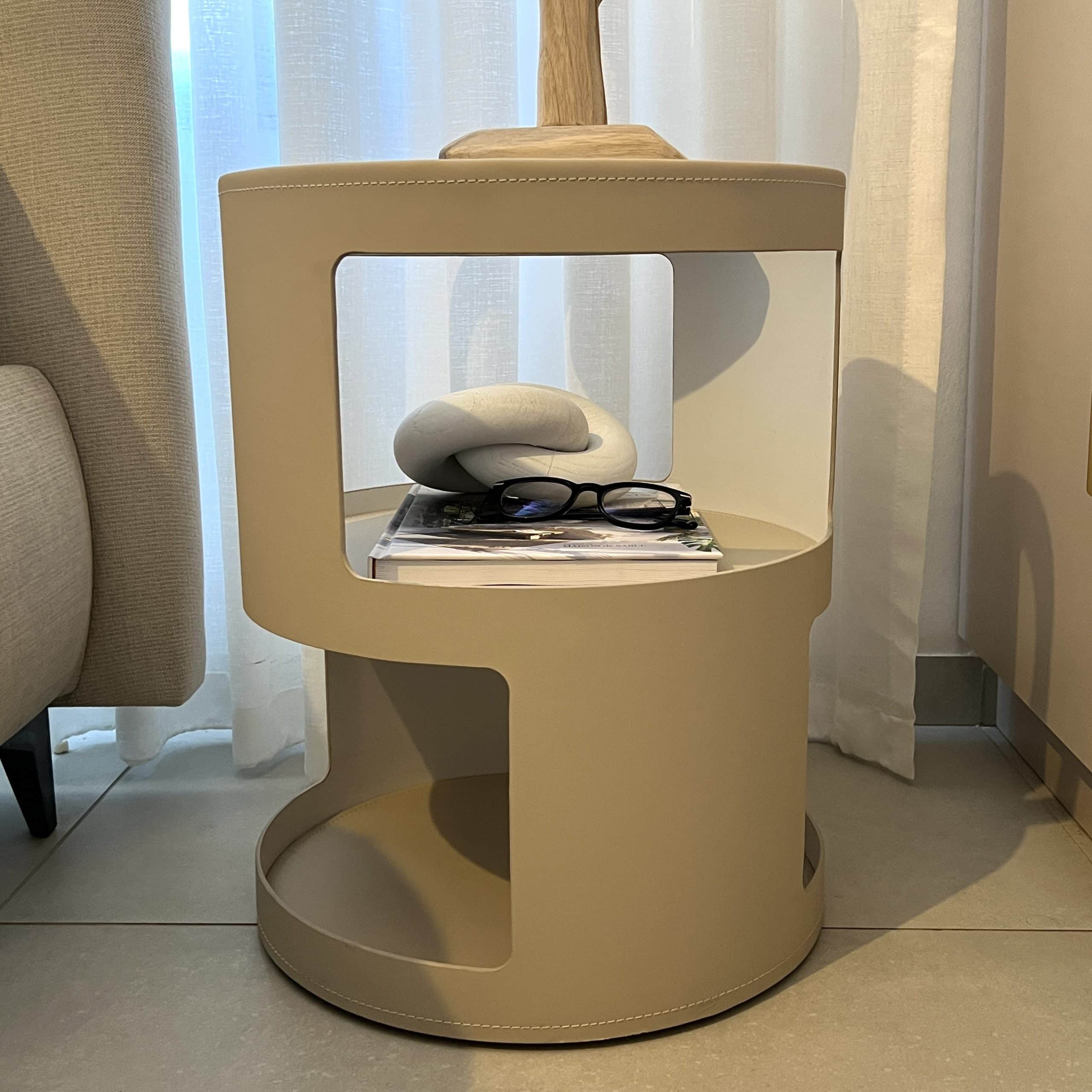 שולחן צד פתחים זכוכית שקופה דמוי עור אבן דגם סופיטל שולחן צד פתחים זכוכית שקופה דמוי עור אבן דגם סופיטל