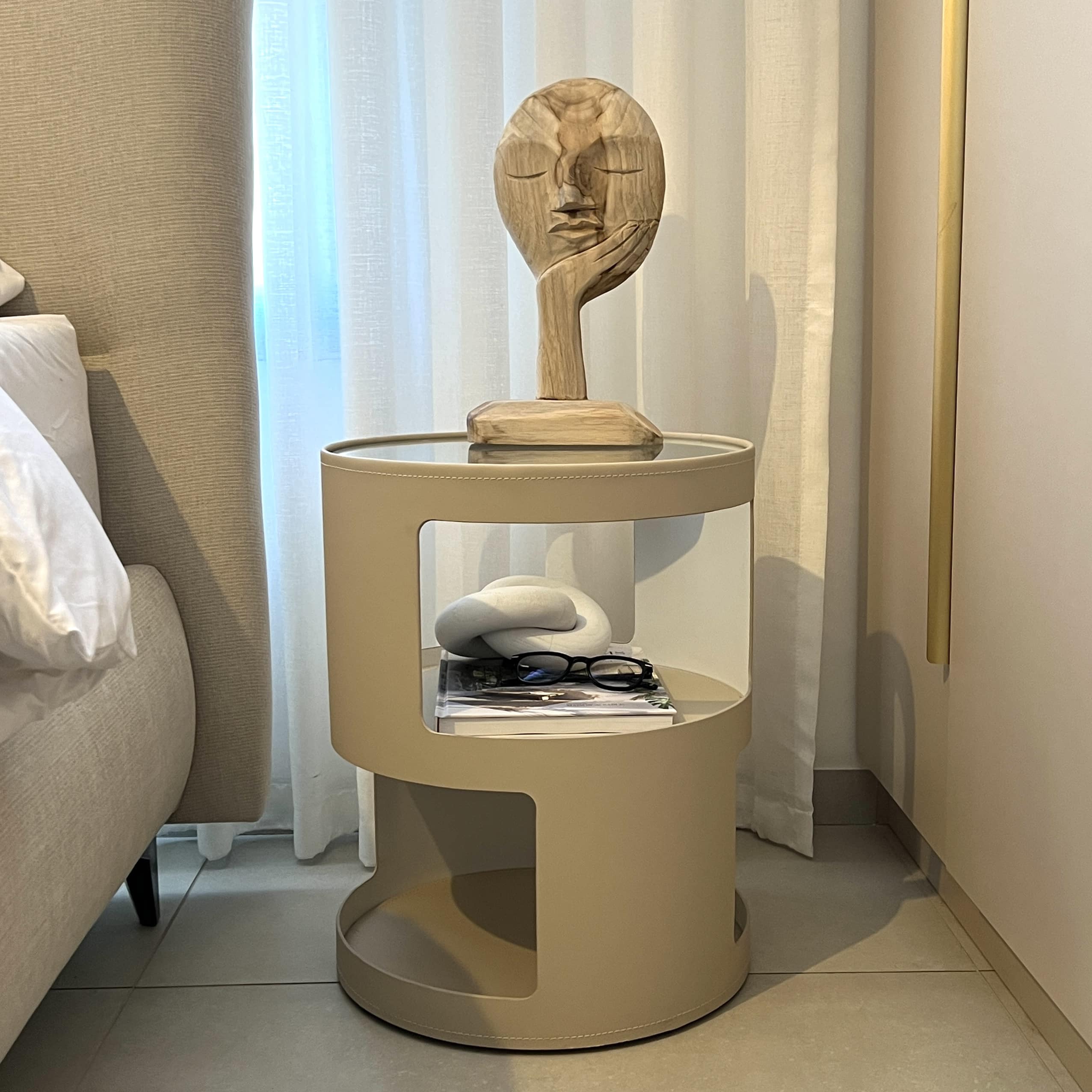 שולחן צד פתחים זכוכית שקופה דמוי עור אבן דגם סופיטל שולחן צד פתחים זכוכית שקופה דמוי עור אבן דגם סופיטל