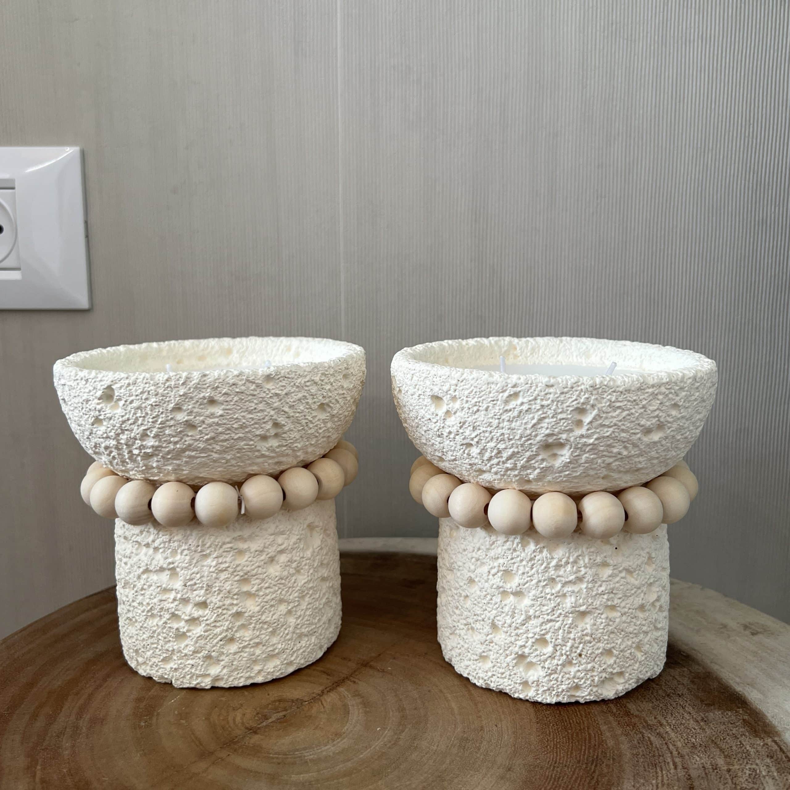 נר מעוצב בכלי אבן על רגל עיטורי עיגולי עץ דגם איקו נר מעוצב בכלי אבן על רגל עיטורי עיגולי עץ דגם איקו